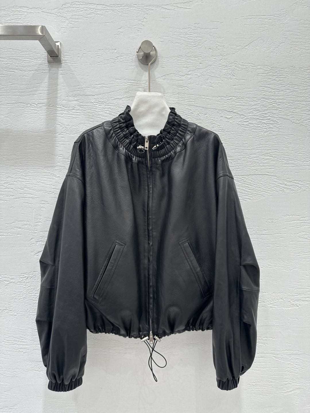 NO:755467,The exclusive first release of high-end original quality Isabel26 early spring new product Yu Shuxin's same top lambskin jacket!  The custom leather is super delicate!  The elegant small stand-up collar and drawstring design are chic and high-end!  It can be handsome or turn into a girly girl in seconds. Imported New Zealand lambskin. Original customized wide version, versatile and easy on the upper body. Super perfect workmanship and quality. Look at the details!  One color SML. M size bust 114, shoulder width 58, sleeve length 57, dress length 62., women's clothing, jackets & coats, jackets & coats, sheepskin,19860909独家首发高端原单品质Isabel26早春新品 虞书欣同款顶级小羊皮夹克外套！定制皮质超级细腻！气质小立领抽绳设计又飒又高级！可以帅气也可以秒变软妹纸.进口新西兰小绵羊皮.原版定制阔版版型百搭不挑人上身超级正完美做工品质看细节！一色SML. M码胸围114,肩宽58,袖长57,衣长62.,女装,jackets & coats,jackets & coats,sheepskin,,Women's clothing