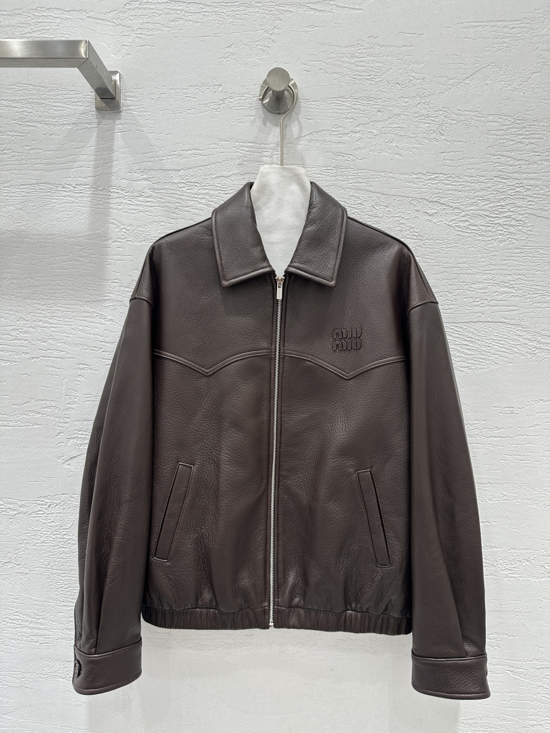 NO:755508,The exclusive first release of high-end original quality Miumi*u26 early spring new product retro veteran jacket!  Imported New Zealand goatskin, natural textured leather, thick and delicate texture. Chocolate brown retro tone, original customized top-grade imported lambskin!  The original 3D three-dimensional tailoring and overzise version are not picky!  I love the classic motorcycle silhouette jacket!  Fashionable and handsome, casual and lazy style, perfect fit and sexy upper body!  Perfect workmanship quality depends on the details!  Two-color SML.,Miumiu-clothing,miumiu,jackets & coats,jackets & coats,sheepskin,19860909独家首发高端原单品质Miumi*u26早春新品 复古老干部夹克外套！进口新西兰山羊皮自然纹理皮质肉感厚实细腻.巧克力棕色复古的调调,原版定制顶级进口小羊皮！原版3D立体剪裁overzise版型不挑人！经典机车廓形夹克超级大爱！时髦又帅气的随性慵懒风,完美版型上身又A又飒！完美做工品质看细节！两色SML.,缪缪-服装,miumiu,jackets & coats,jackets & coats,sheepskin,,Women's clothing