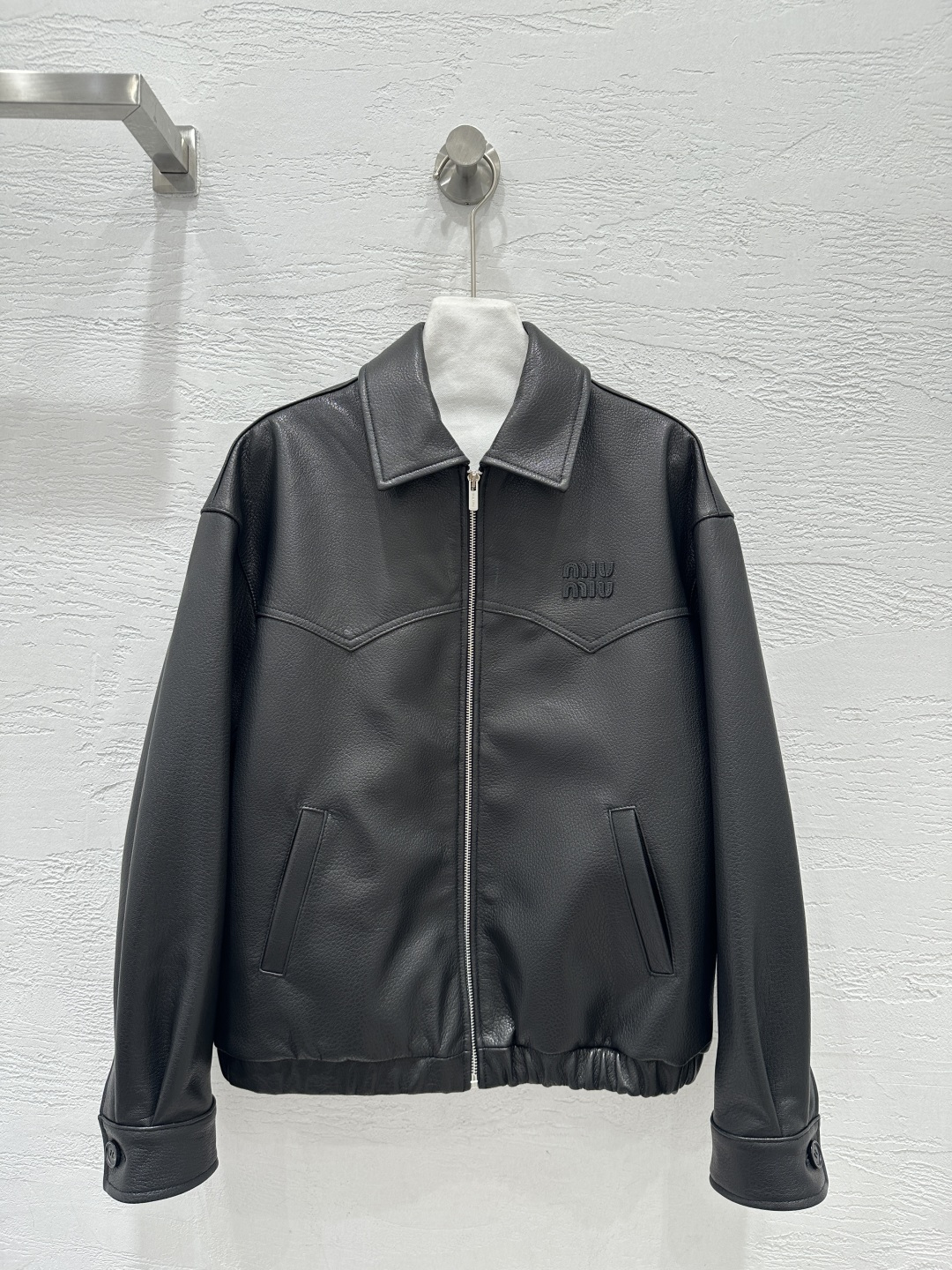 NO:870412,The exclusive first release of high-end original quality Miumi*u26 early spring new product retro veteran jacket!  Imported New Zealand goatskin, natural textured leather, thick and delicate texture. Chocolate brown retro tone, original customized top-grade imported lambskin!  The original 3D three-dimensional tailoring and overzise version are not picky!  I love the classic motorcycle silhouette jacket!  Fashionable and handsome, casual and lazy style, perfect fit and sexy upper body!  Perfect workmanship quality depends on the details!  Two-color SML.,Miumiu-clothing,miumiu,jackets & coats,jackets & coats,sheepskin,19860909独家首发高端原单品质Miumi*u26早春新品 复古老干部夹克外套！进口新西兰山羊皮自然纹理皮质肉感厚实细腻.巧克力棕色复古的调调,原版定制顶级进口小羊皮！原版3D立体剪裁overzise版型不挑人！经典机车廓形夹克超级大爱！时髦又帅气的随性慵懒风,完美版型上身又A又飒！完美做工品质看细节！两色SML.,缪缪-服装,miumiu,jackets & coats,jackets & coats,sheepskin,,Women's clothing