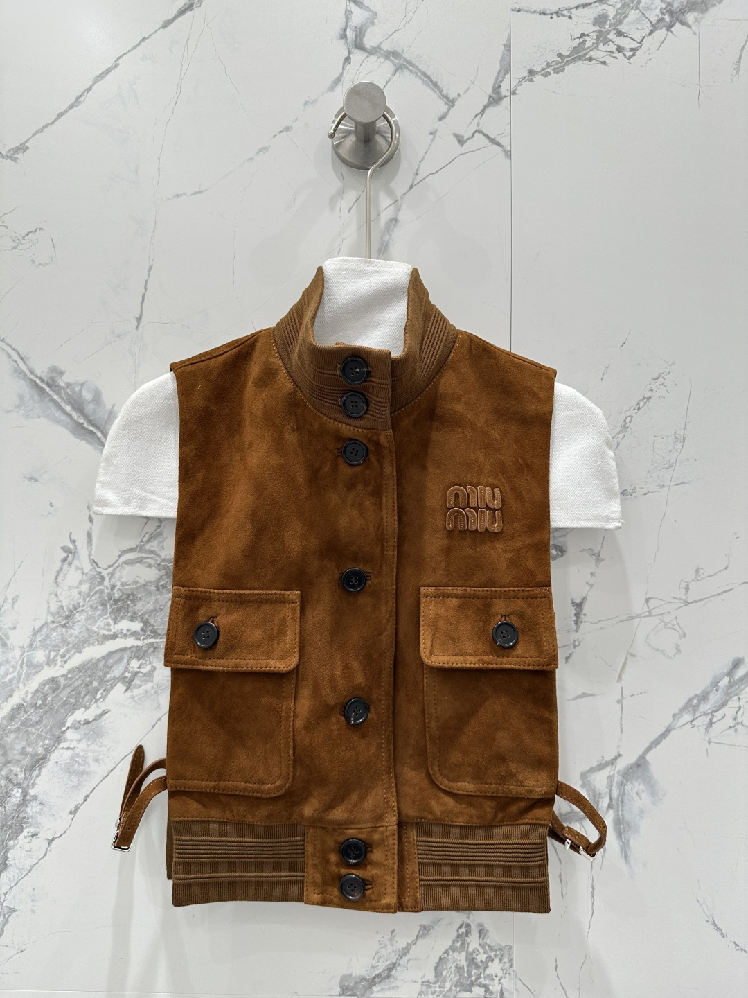 NO:755505,The exclusive first release of high-end original quality Miumi*u26 early spring new product Miu style girl can reveal the style suede short vest jacket!  Match the artifact!  Sweet girl's age-reducing girlish style, heavy thread splicing design!  The workwear double-pocket three-dimensional cut is a small and short version that is versatile and slimming!  Imported suede lambskin, positioning embroidered letter logo, a sweet and cool must-have item for fashionable girl's wardrobe. For perfect workmanship, the quality depends on the details!  One color SML. M size bust 60, shoulder width 31, length 43., Miumiu-clothing, miumiu, jackets & coats, sheepskin, chamois leather,19860909独家首发高端原单品质Miumi*u26早春新品 miu系少女可露丽风麂皮绒短款马甲外套！搭配神器！甜妹减龄少女风气质,重磅螺纹拼接设计！工装双口袋立体剪裁小短款版型百搭又显瘦！进口麂皮绒小羊皮,定位贴皮刺绣字母logo,甜酷的时髦少女衣橱必备气质单品.完美做工品质看细节！一色SML. M码胸围60,肩宽31,衣长43.,缪缪-服装,miumiu,jackets & coats,sheepskin,chamois leather,,Women's clothing