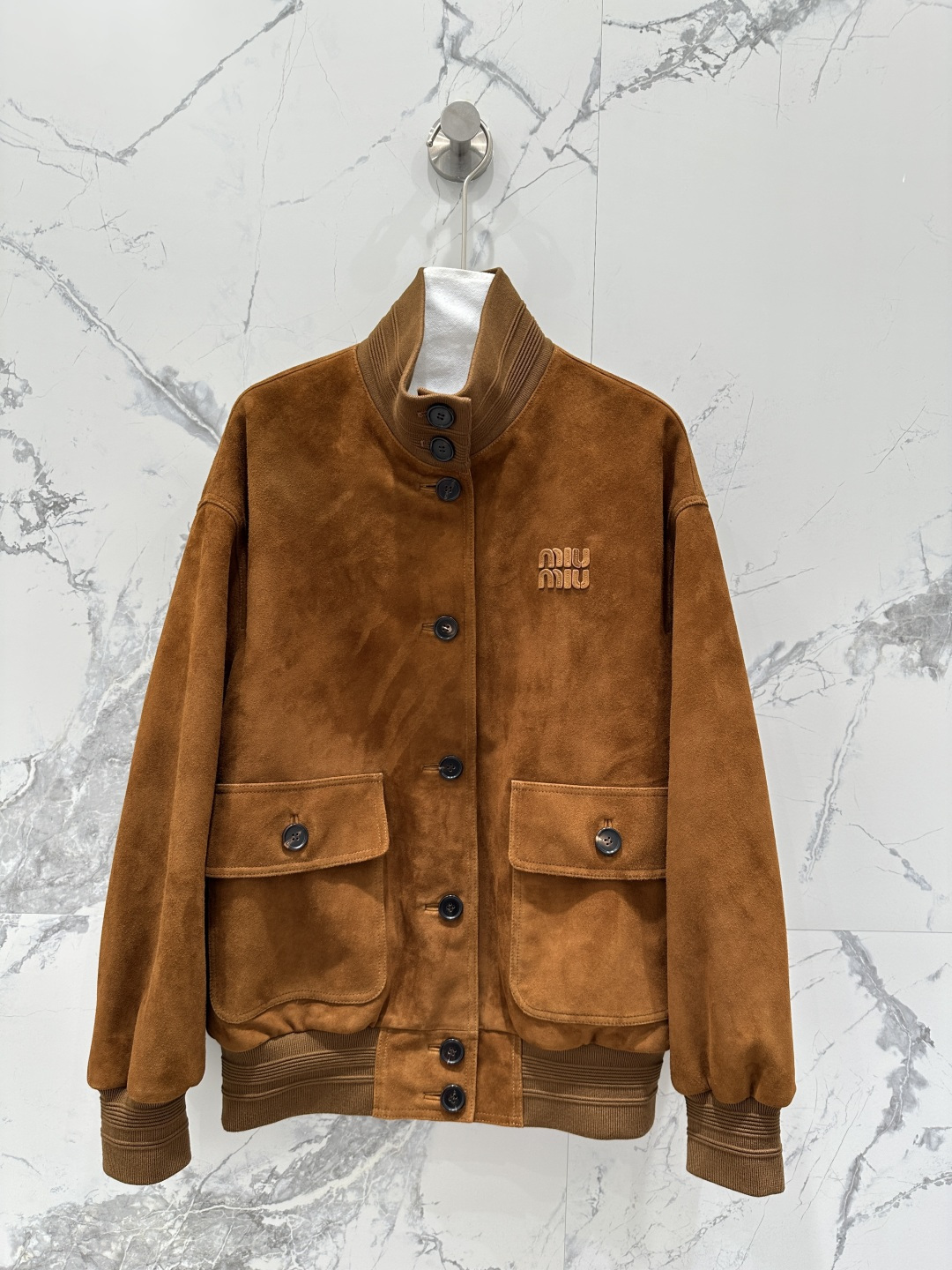 NO:755502,The exclusive first release of high-end original quality Mium*u26 early spring new product Zhao Jinmai and Liu Wen's exclusive customized suede suede craftsmanship retro color suede work jacket leather jacket!  Miu girls can show off their beauty!  Sweet girl’s age-reducing girlish style workwear pocket design!  The classic loose fit is versatile and slimming!  Imported suede lambskin, positioning embroidered letter logo, a sweet and cool must-have item for fashionable girl's wardrobe. For perfect workmanship, the quality depends on the details!  One color SML. Size M bust 114, shoulder width 51, sleeve length 57, dress length 67.,Miumiu-clothing,miumiu,jackets & coats,jackets & coats,leather jacket,sheepskin,chamois leather,19860909独家首发高端原单品质Mium*u26早春新品 赵今麦 刘雯同款独家定制麂皮绒面工艺复古色系麂皮绒工装夹克皮衣外套！Miu系少女可露丽风！甜妹减龄少女风气质工装口袋设计！经典宽松版型百搭又显瘦！进口麂皮绒小羊皮,定位贴皮刺绣字母logo,甜酷的时髦少女衣橱必备气质单品.完美做工品质看细节！一色SML. M码胸围114,肩宽51,袖长57,衣长67.,缪缪-服装,miumiu,jackets & coats,jackets & coats,leather jacket,sheepskin,chamois leather,,Women's clothing