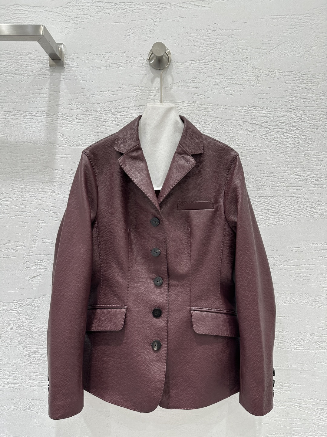 NO:755491,Exclusive first release of high-end original quality He*mès top pebbled lambskin lapel suit jacket!  The leather is super delicate!  The elegant suit collar has three-dimensional tailoring and oil-edged design, and the classic waist-cinching style is both sassy and high-end!  Bai Fumei must-have fashionable items. Lambskin imported from New Zealand. Original customized version, versatile and easy to wear, super authentic imported hardware accessories. Perfect workmanship, quality depends on the details!  Four colors S-XL. M size bust 90, shoulder width 38, sleeve length 62, dress length 67., Hermès - clothing, hermes, jackets & coats, business suit, sheepskin,19860909独家首发高端原单品质He*mès 顶级荔枝纹小羊皮翻领西装外套！皮质超级细腻！气质西装领立体剪裁油边工艺设计,经典后收腰版型又飒又高级！白富美必入时髦单品.新西兰进口小羊皮.原版定制版型百搭不挑人上身超级正原版进口五金配件.完美做工品质看细节！四色S-XL. M码胸围90,肩宽38,袖长62,衣长67.,爱马仕-服装,hermes,jackets & coats,business suit,sheepskin,,Women's clothing