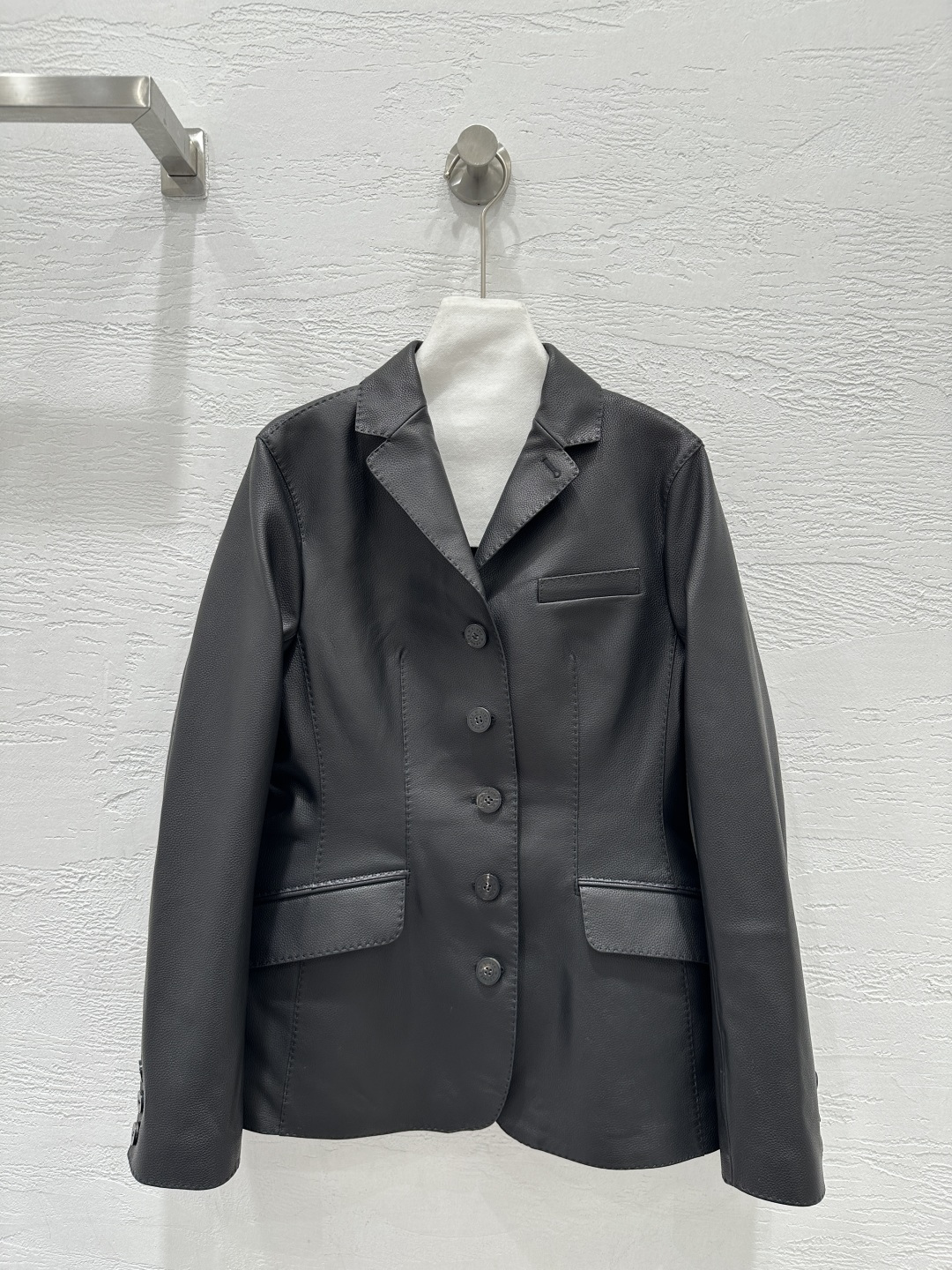 NO:868073,Exclusive first release of high-end original quality He*mès top pebbled lambskin lapel suit jacket!  The leather is super delicate!  The elegant suit collar has three-dimensional tailoring and oil-edged design, and the classic waist-cinching style is both sassy and high-end!  Bai Fumei must-have fashionable items. Lambskin imported from New Zealand. Original customized version, versatile and easy to wear, super authentic imported hardware accessories. Perfect workmanship, quality depends on the details!  Four colors S-XL. M size bust 90, shoulder width 38, sleeve length 62, dress length 67., Hermès - clothing, hermes, jackets & coats, business suit, sheepskin,19860909独家首发高端原单品质He*mès 顶级荔枝纹小羊皮翻领西装外套！皮质超级细腻！气质西装领立体剪裁油边工艺设计,经典后收腰版型又飒又高级！白富美必入时髦单品.新西兰进口小羊皮.原版定制版型百搭不挑人上身超级正原版进口五金配件.完美做工品质看细节！四色S-XL. M码胸围90,肩宽38,袖长62,衣长67.,爱马仕-服装,hermes,jackets & coats,business suit,sheepskin,,Women's clothing