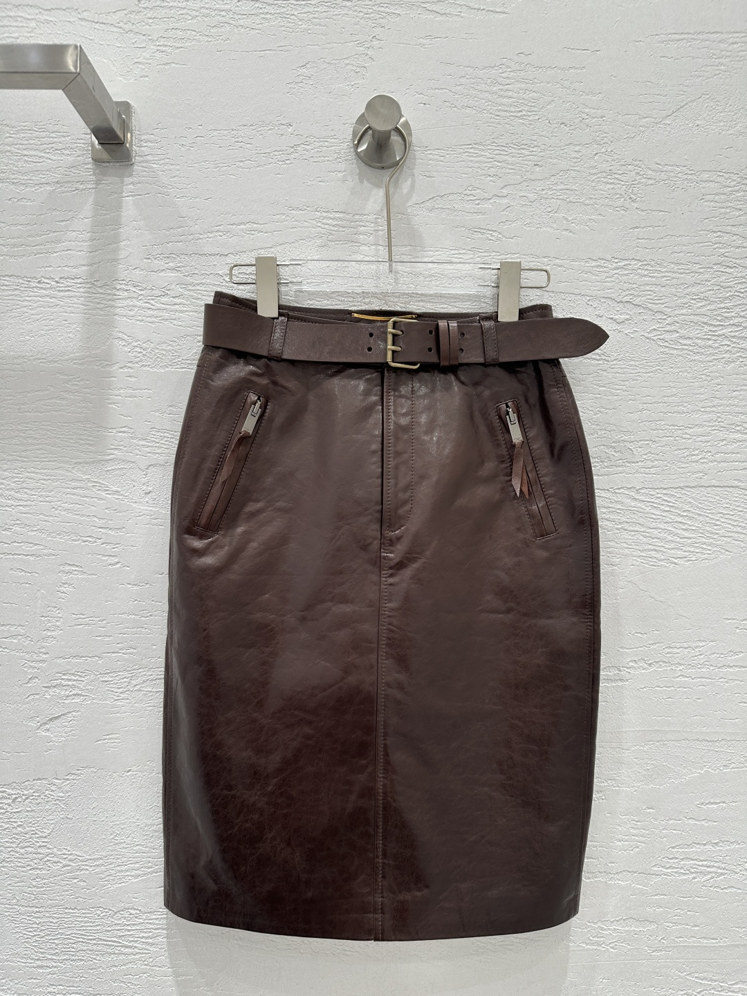 NO:755503,Exclusive first launch of high-end original quality Sain*Laurent26 early spring new product, imported top-grade lambskin slim-fit hip-covering long skirt!  Imported lambskin, original customized rear slit design, high-end fashionable style item!  The goddess with both A and sassy temperament has a huge upper body and looks slim!  The three-dimensional silhouette is versatile and not picky. The perfect workmanship quality depends on the details. Two colors S-XL. M size waist 68, hip 90, skirt length 60., saint laurent-clothing, saint laurent, saint laurent, skirts, sheepskin,19860909独家首发高端原单品质Sain*Laurent26早春新品 进口顶级小羊皮修身包臀长半裙！进口小羊皮,原版定制后开叉设计高级时髦气质单品！又A又飒气质女神上身巨显瘦！立体裁版型百搭不挑人.完美做工品质看细节.两色S-XL. M码腰围68,臀围90,裙长60.,圣罗兰-服装,saint laurent,saint laurent,skirts,sheepskin,,Women's clothing