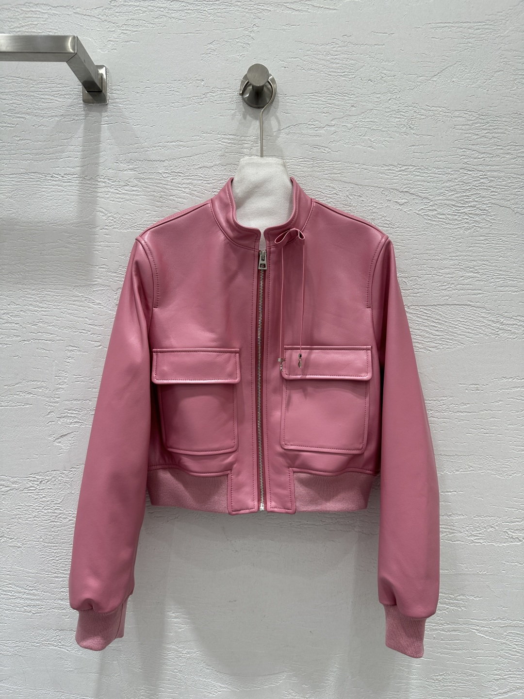 NO:755490,The exclusive first release of high-end original quality Dio*r26 early spring new product Liu Yuxin's same style bow-decorated leather jacket!  American modern and fashionable elements can be sweet or salty, top-grade imported lambskin, the leather is oily, soft and delicate!  A stylish and classy item, the perfect workmanship depends on the details!  Three colors S-XL. M size bust 102, shoulder width 40, sleeve length 63, dress length 48., Dior-clothing, dior, dior, jackets & coats, leather jacket, sheepskin,19860909独家首发高端原单品质Dio*r26早春新品 刘雨昕明星同款蝴蝶结装饰夹克皮衣！美式摩登时髦元素可甜可盐,顶级进口小羊皮,皮质肉感油润柔软又细腻！又A又飒气质单品,完美做工品质看细节！三色S-XL. M码胸围102,肩宽40,袖长63,衣长48.,迪奥-服装,dior,dior,jackets & coats,leather jacket,sheepskin,,Women's clothing