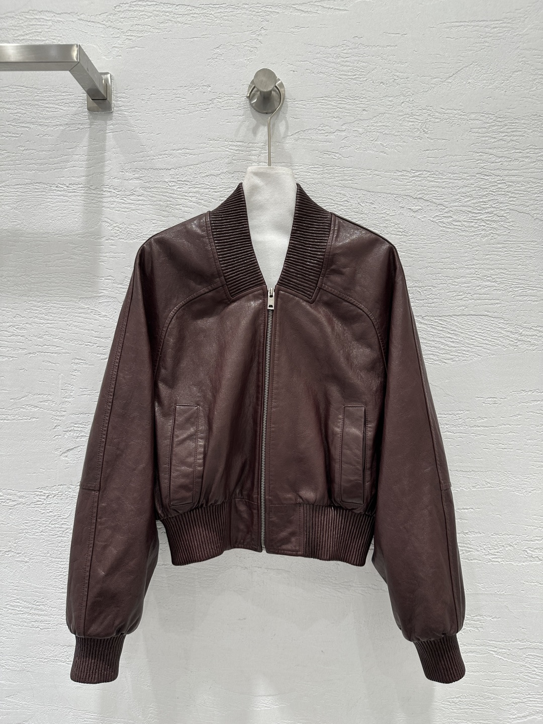 NO:870601,The exclusive first release of high-end original quality Jennie's new early spring product, imported top-grade lambskin jacket!  Classic casual short style with elastic hem design, high fashion and handsome!  The upper body looks slim!  The three-dimensional tailoring is versatile and not picky. Imported goatskin vegetable tanning technology!  The leather is soft and delicate, and the texture is invincible. The loose fit is versatile and makes your upper body slimmer and taller!  Perfect workmanship quality depends on the details!  Two-color SML. No limit to M size bust, dropped shoulder sleeve length 75, clothing length 52., women's clothing, jackets & coats, jackets & coats, sheepskin,19860909独家首发高端原单品质Jennie同款早春新品 进口顶级小羊皮夹克外套！经典休闲短款 松紧下摆设计高级时髦又帅气！上身巨显瘦！立体裁版型百搭不挑人.进口山羊皮植鞣工艺！皮质柔软细腻,质感无敌宽松版型百搭上身显瘦又高挑！完美做工品质看细节！两色SML. M码胸围不限,落肩袖长75,衣长52.,女装,jackets & coats,jackets & coats,sheepskin,,Women's clothing