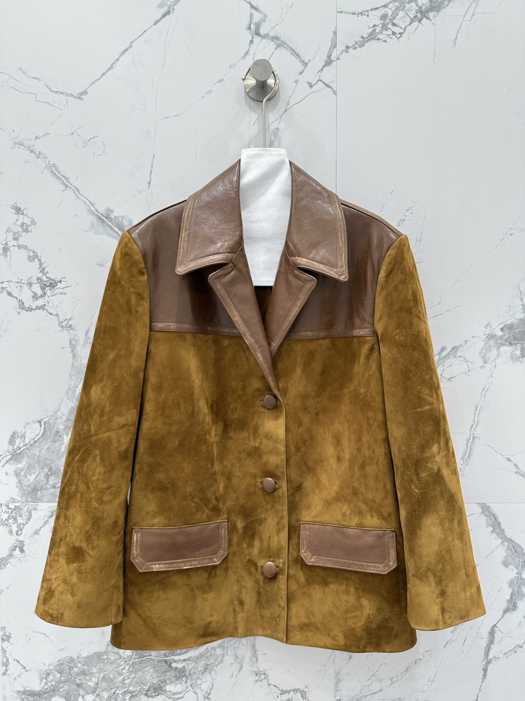 NO:927042,Exclusive first release of high-quality Miu style girls' luxe-style lapel jacket!  Exclusive customized suede surface craftsmanship!  Intelligentsia's retro lapel oil-waxed leather and suede design, a super layering tool!  The old color-washed hemming technique makes the classic overzise loose fit look slimmer on the upper body!  Imported suede lambskin, a sweet and cool must-have item in a fashionable girl's wardrobe. Perfect workmanship and quality depends on the details!  Three-color SML.,miumiu-clothing,miumiu,jackets & coats,jackets & coats,sheepskin,chamois leather,19860909独家首发高端品质Miu系少女可露丽风翻领夹克外套！独家定制麂皮绒面工艺！知识分子复古翻领油腊皮拼麂皮绒设计,超级叠搭神器！做旧擦色包边工艺,经典overzise宽松版型上身巨显瘦！进口麂皮绒小羊皮,甜酷的时髦少女衣橱必备气质单品.完美做工品质看细节！三色SML.,缪缪-服装,miumiu,jackets & coats,jackets & coats,sheepskin,chamois leather,,Women's clothing