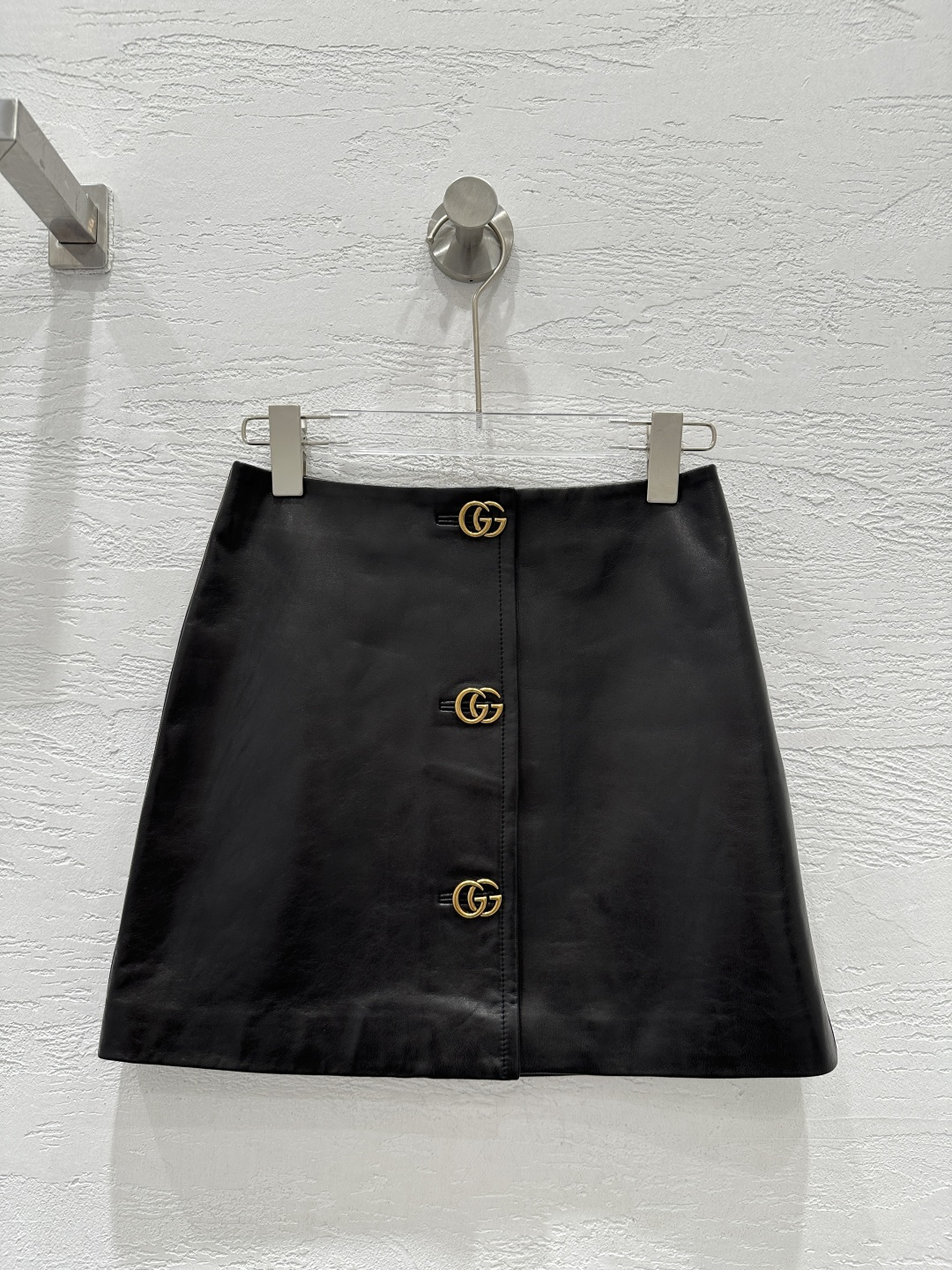 NO:870516,The exclusive first release of high-end original quality Gucc*i26 new spring clothing, the same metal buckle leather skirt as the star!  This classic must-have item is both classy and elegant!  Customized imported lambskin. A must-have item for white, rich and beautiful upper body!  Imported sheep leather has a soft, waxy and delicate texture!  Elegant, handsome, fashionable and high-end tone!  The perfect three-dimensional cut has long legs and a slim upper body!  Perfect workmanship quality depends on the details!  Three colors S-XL.,Gucci-clothing,gucci,gucci,skirts,sheepskin,19860909独家首发高端原单品质Gucc*i26春装新品 明星同款金属扣真皮半裙！经典必入单品又A又飒！定制进口小羊皮.白富美必备单品上身绝绝子！进口绵羊皮质感软糯细腻！优雅帅气时髦又高级的调调！完美立体剪裁版型大长腿上身巨显瘦！完美做工品质看细节！三色S-XL.,古驰-服装,gucci,gucci,skirts,sheepskin,,Women's clothing