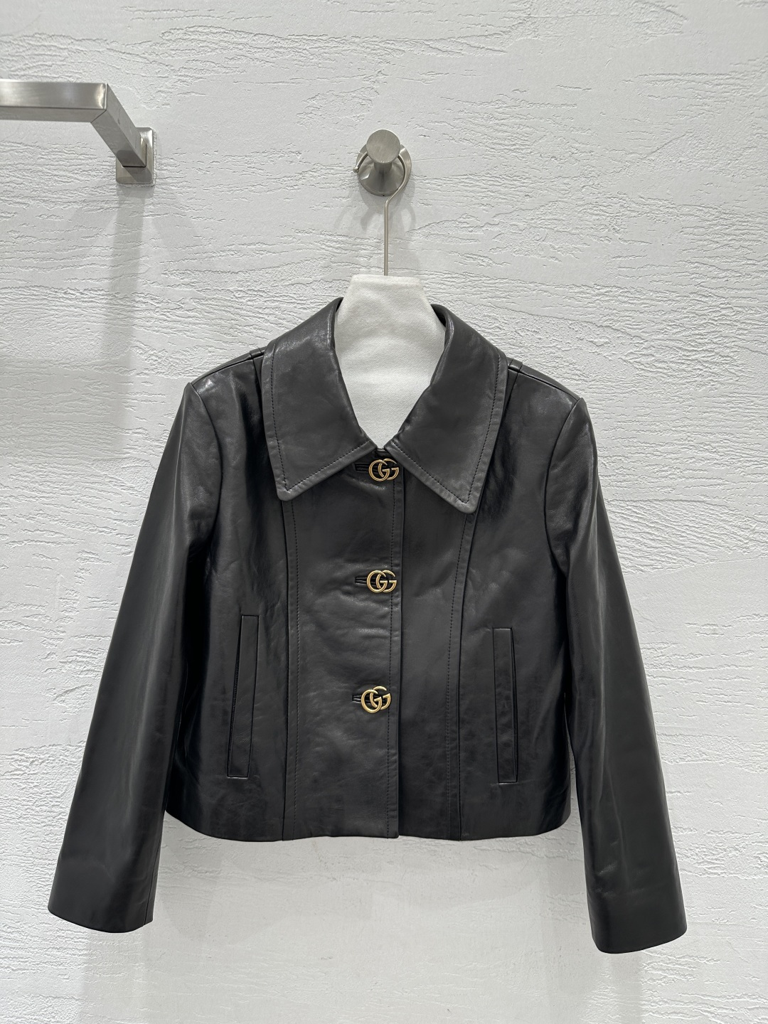 NO:870507,The exclusive first release of high-end original quality Guc*26 new spring clothing counter synchronized leather jackets!  Sweet girl's age-reducing girlish style small lapel design!  The classic silhouette is versatile and slimming!  Imported lambskin, fashionable and high-end when paired with trousers ~ a sweet and cool must-have item in the wardrobe of fashionable girls. For perfect workmanship, the quality depends on the details!  Three colors S-XL.,Gucci-clothing,gucci,gucci,jackets & coats,jackets & coats,sheepskin,19860909独家首发高端原单品质Guc*26春装新品 专柜同步皮夹克外套！甜妹减龄少女风气质小翻领设计！经典版型百搭又显瘦！进口小羊皮,搭配裤装时髦又高级～甜酷的时髦少女衣橱必备气质单品.完美做工品质看细节！三色S-XL.,古驰-服装,gucci,gucci,jackets & coats,jackets & coats,sheepskin,,Women's clothing