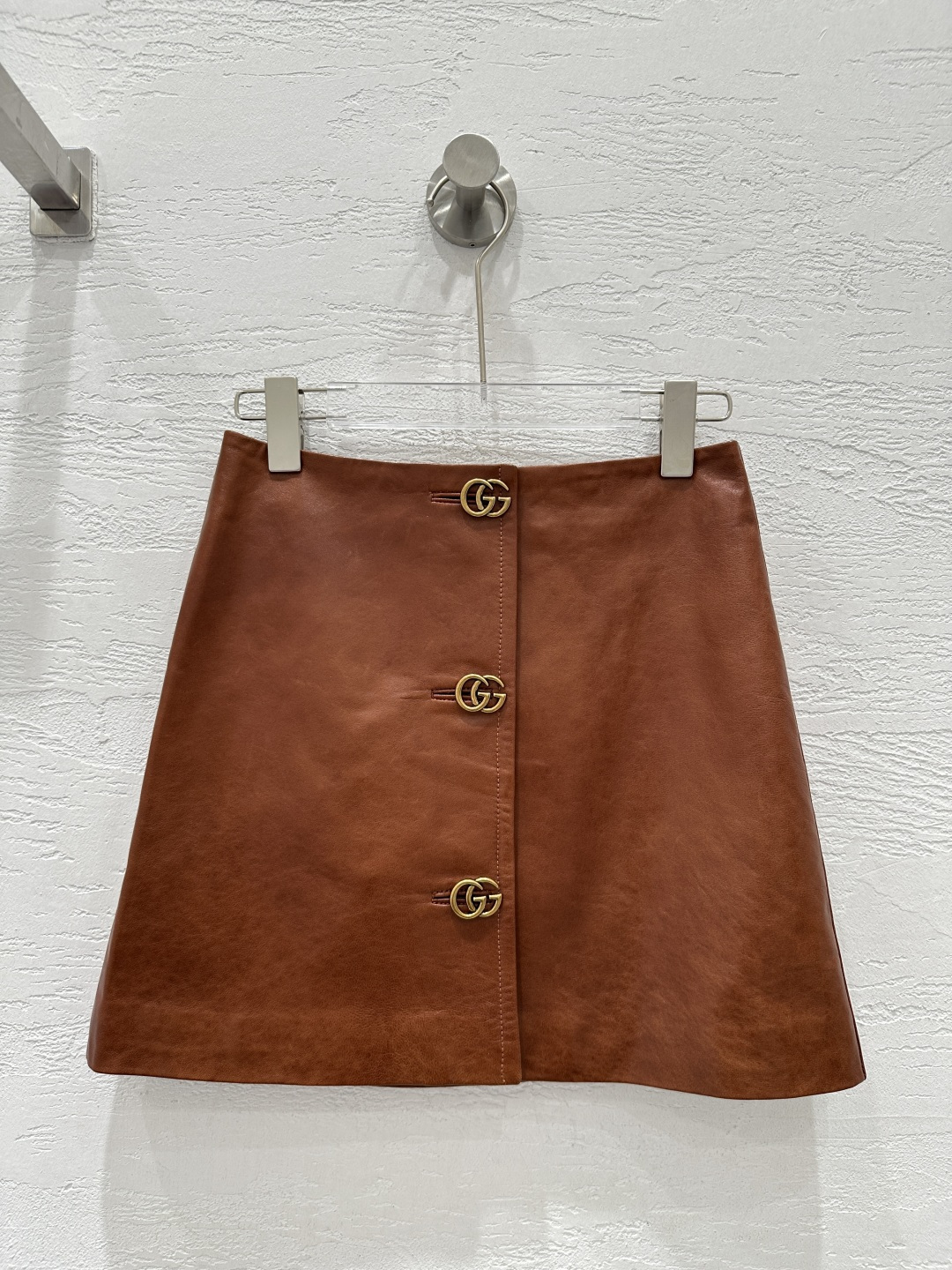 NO:870545,The exclusive first release of high-end original quality Gucc*i26 new spring clothing, the same metal buckle leather skirt as the star!  This classic must-have item is both classy and elegant!  Customized imported lambskin. A must-have item for white, rich and beautiful upper body!  Imported sheep leather has a soft, waxy and delicate texture!  Elegant, handsome, fashionable and high-end tone!  The perfect three-dimensional cut has long legs and a slim upper body!  Perfect workmanship quality depends on the details!  Three colors S-XL.,Gucci-clothing,gucci,gucci,skirts,sheepskin,19860909独家首发高端原单品质Gucc*i26春装新品 明星同款金属扣真皮半裙！经典必入单品又A又飒！定制进口小羊皮.白富美必备单品上身绝绝子！进口绵羊皮质感软糯细腻！优雅帅气时髦又高级的调调！完美立体剪裁版型大长腿上身巨显瘦！完美做工品质看细节！三色S-XL.,古驰-服装,gucci,gucci,skirts,sheepskin,,Women's clothing