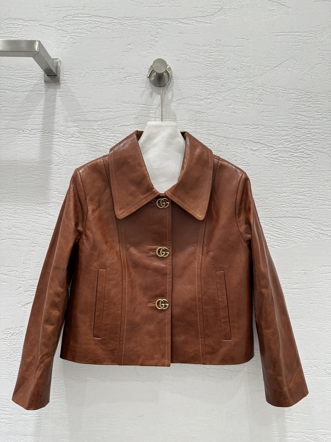 NO:870536,The exclusive first release of high-end original quality Guc*26 new spring clothing counter synchronized leather jackets!  Sweet girl's age-reducing girlish style small lapel design!  The classic silhouette is versatile and slimming!  Imported lambskin, fashionable and high-end when paired with trousers ~ a sweet and cool must-have item in the wardrobe of fashionable girls. For perfect workmanship, the quality depends on the details!  Three colors S-XL.,Gucci-clothing,gucci,gucci,jackets & coats,jackets & coats,sheepskin,19860909独家首发高端原单品质Guc*26春装新品 专柜同步皮夹克外套！甜妹减龄少女风气质小翻领设计！经典版型百搭又显瘦！进口小羊皮,搭配裤装时髦又高级～甜酷的时髦少女衣橱必备气质单品.完美做工品质看细节！三色S-XL.,古驰-服装,gucci,gucci,jackets & coats,jackets & coats,sheepskin,,Women's clothing