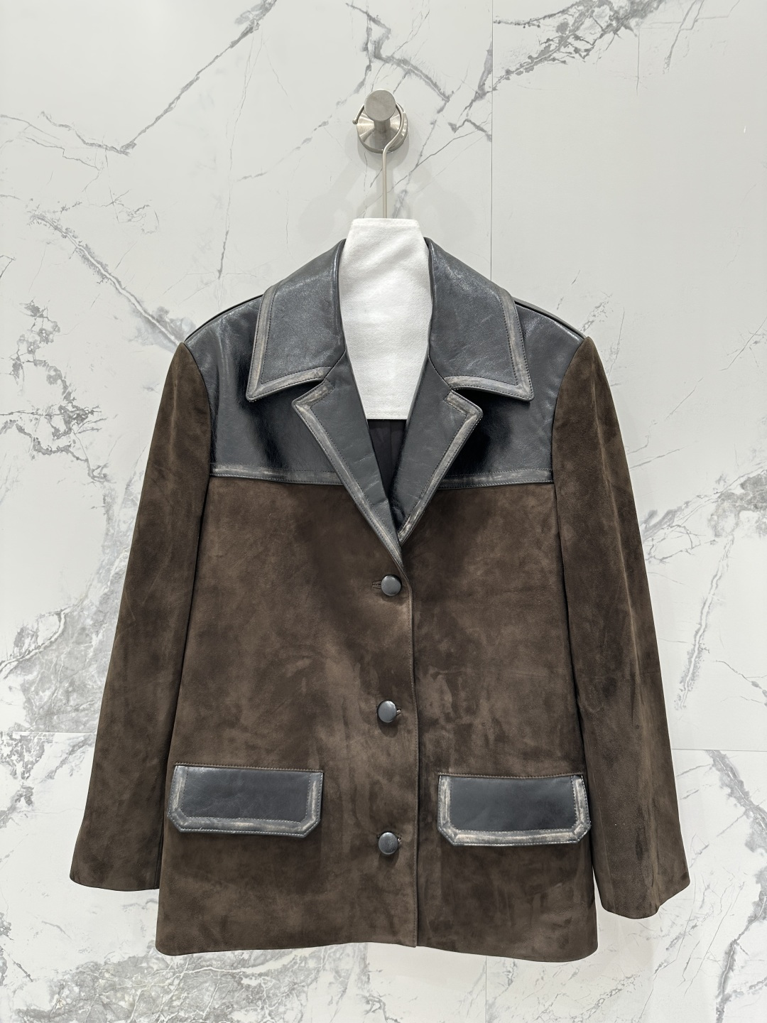 NO:870551,Exclusive first release of high-quality Miu style girls' luxe-style lapel jacket!  Exclusive customized suede surface craftsmanship!  Intelligentsia's retro lapel oil-waxed leather and suede design, a super layering tool!  The old color-washed hemming technique makes the classic overzise loose fit look slimmer on the upper body!  Imported suede lambskin, a sweet and cool must-have item in a fashionable girl's wardrobe. Perfect workmanship and quality depends on the details!  Three-color SML.,miumiu-clothing,miumiu,jackets & coats,jackets & coats,sheepskin,chamois leather,19860909独家首发高端品质Miu系少女可露丽风翻领夹克外套！独家定制麂皮绒面工艺！知识分子复古翻领油腊皮拼麂皮绒设计,超级叠搭神器！做旧擦色包边工艺,经典overzise宽松版型上身巨显瘦！进口麂皮绒小羊皮,甜酷的时髦少女衣橱必备气质单品.完美做工品质看细节！三色SML.,缪缪-服装,miumiu,jackets & coats,jackets & coats,sheepskin,chamois leather,,Women's clothing