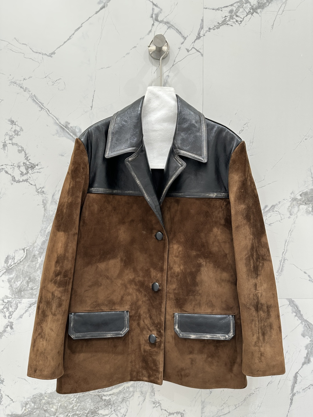 NO:928322,Exclusive first release of high-quality Miu style girls' luxe-style lapel jacket!  Exclusive customized suede surface craftsmanship!  Intelligentsia's retro lapel oil-waxed leather and suede design, a super layering tool!  The old color-washed hemming technique makes the classic overzise loose fit look slimmer on the upper body!  Imported suede lambskin, a sweet and cool must-have item in a fashionable girl's wardrobe. Perfect workmanship and quality depends on the details!  Three-color SML.,miumiu-clothing,miumiu,jackets & coats,jackets & coats,sheepskin,chamois leather,19860909独家首发高端品质Miu系少女可露丽风翻领夹克外套！独家定制麂皮绒面工艺！知识分子复古翻领油腊皮拼麂皮绒设计,超级叠搭神器！做旧擦色包边工艺,经典overzise宽松版型上身巨显瘦！进口麂皮绒小羊皮,甜酷的时髦少女衣橱必备气质单品.完美做工品质看细节！三色SML.,缪缪-服装,miumiu,jackets & coats,jackets & coats,sheepskin,chamois leather,,Women's clothing