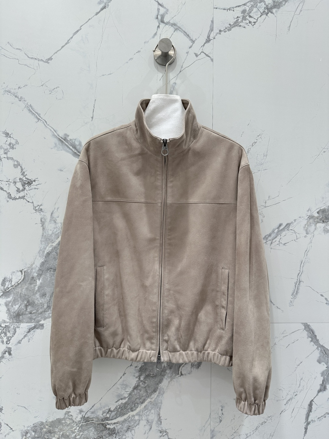 NO:927030,The exclusive first release of high-end original quality Lo* Pian* old money style long-termist bomber jacket buckskin velvet jacket!  High-definition plaid woven lining!  Imported suede lambskin!  It is a high-end item with elegant stand-up collar and dropped shoulders. It has a lazy and casual style. Customized hardware accessories are full of details, and the low-key luxury design is awesome!  Perfect workmanship quality depends on the details!  Two colors S-XL. S size bust 114, shoulder width 46, sleeve length 59, dress length 58., men's and women's clothing, jackets & coats, jackets & coats, sheepskin, chamois leather,19860909独家首发高端原单品质Lo* Pian* 老钱风穿搭长期主义飞行员夹克鹿皮绒外套！高定格纹机织里布！进口麂皮绒小羊皮！气质立领落肩版型慵懒随性的高级单品.定制五金配件细节感满满,低调奢华设计感超赞！完美做工品质看细节！两色S-XL. S码胸围114,肩宽46,袖长59,衣长58.,男装女装,jackets & coats,jackets & coats,sheepskin,chamois leather,,Women's clothing
