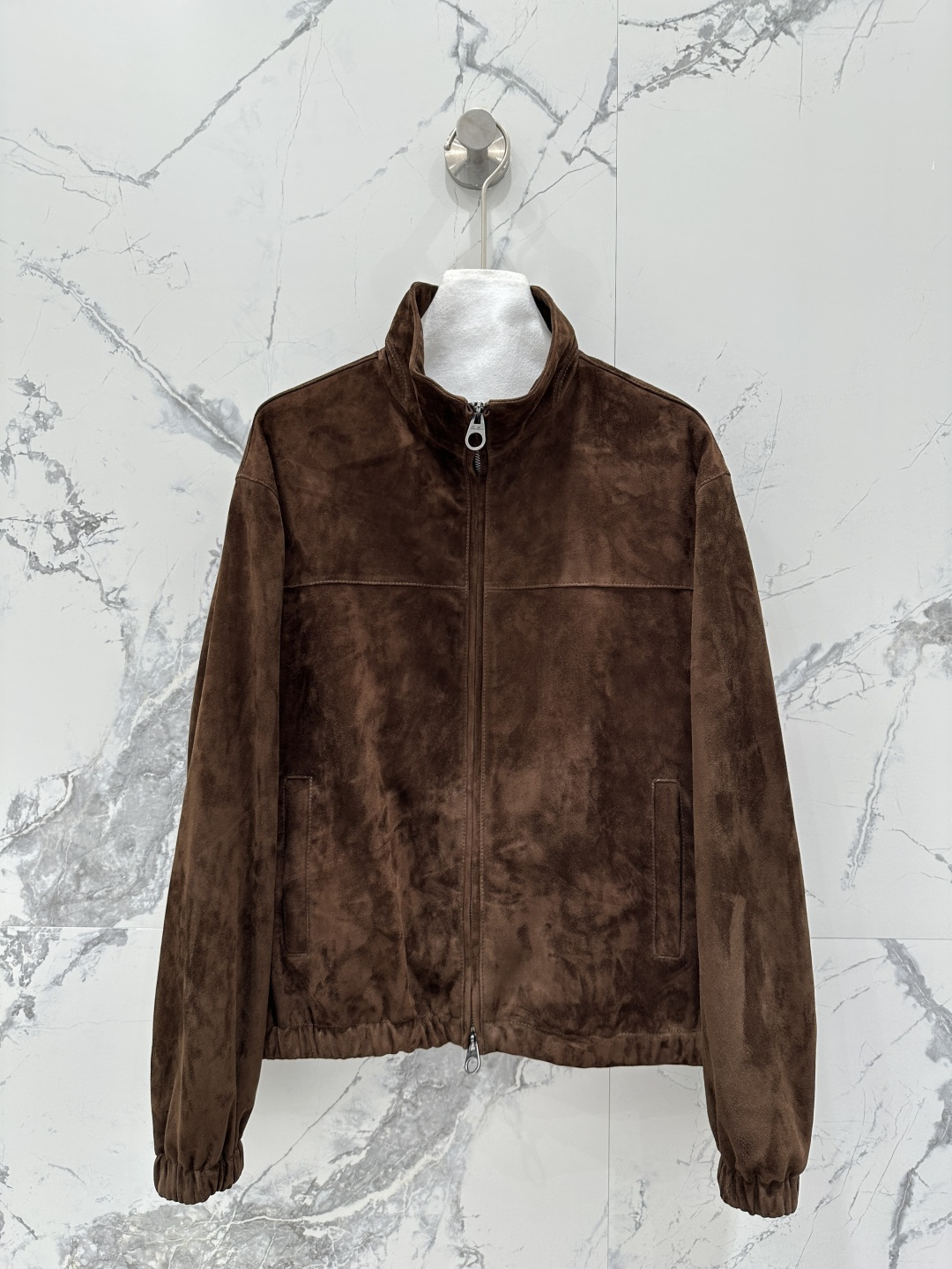 NO:785012,The exclusive first release of high-end original quality Lo* Pian* old money style long-termist bomber jacket buckskin velvet jacket!  High-definition plaid woven lining!  Imported suede lambskin!  It is a high-end item with elegant stand-up collar and dropped shoulders. It has a lazy and casual style. Customized hardware accessories are full of details, and the low-key luxury design is awesome!  Perfect workmanship quality depends on the details!  Two colors S-XL. S size bust 114, shoulder width 46, sleeve length 59, dress length 58., men's and women's clothing, jackets & coats, jackets & coats, sheepskin, chamois leather,19860909独家首发高端原单品质Lo* Pian* 老钱风穿搭长期主义飞行员夹克鹿皮绒外套！高定格纹机织里布！进口麂皮绒小羊皮！气质立领落肩版型慵懒随性的高级单品.定制五金配件细节感满满,低调奢华设计感超赞！完美做工品质看细节！两色S-XL. S码胸围114,肩宽46,袖长59,衣长58.,男装女装,jackets & coats,jackets & coats,sheepskin,chamois leather,,Women's clothing