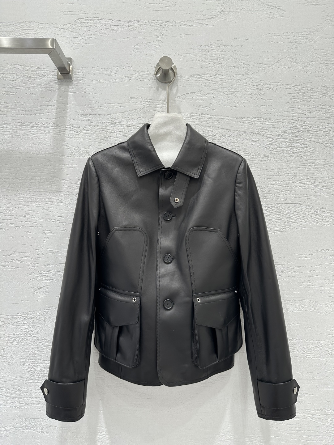 NO:785028,Exclusive first release of original quality Ralph.L26 early spring new product, rich American style classic college style lambskin knight jacket!  Top quality leather is super delicate!  Hand-made oiled edge, distressed coloring process. Cargo pockets, three-dimensional curved tailoring and waist-cinching version, the upper body is slimming. White and rich, a must-have fashionable item. Imported New Zealand lambskin. The version is versatile and does not pick on the upper body. Super perfect workmanship and quality. Look at the details!  Two colors S-XL. Size S bust 84, shoulder width 38, waist 70, sleeve length 61, dress length 55., women's clothing, loro piana,jackets & coats,jackets & coats,sheepskin,19860909独家首发原单品质拉夫劳*Ralph.L26早春新品 浓郁美式风经典学院风小羊皮骑士夹克外套！顶级皮质超级细腻！手工油边做旧擦色工艺.工装口袋立体弧型剪裁收腰版型上身巨显瘦.白富美必入时髦单品.进口新西兰小绵羊皮.版型百搭不挑人上身超级正完美做工品质看细节！两色S-XL. S码胸围84,肩宽38,腰围70,袖长61,衣长55.,女装,loro piana,jackets & coats,jackets & coats,sheepskin,,Women's clothing