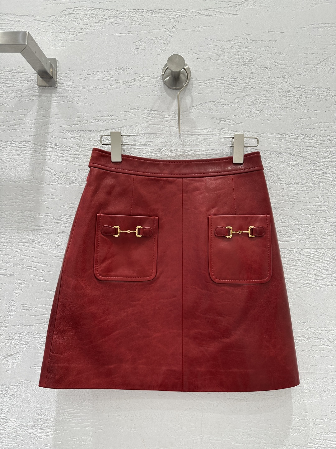 NO:890752,The exclusive first release of high-end original quality Gucc*i26 new product metal buckle leather skirt!  This classic must-have item is both classy and elegant!  Customized imported lambskin. A must-have item for white, rich and beautiful upper body!  Imported sheep leather has a soft, waxy and delicate texture!  Elegant, handsome, fashionable and high-end tone!  The perfect three-dimensional cut has long legs and a slim upper body!  Perfect workmanship quality depends on the details!  Two colors S-XL.,Gucci-clothing,gucci,gucci,skirts,sheepskin,19860909独家首发高端原单品质Gucc*i26新品 金属扣真皮半裙！经典必入单品又A又飒！定制进口小羊皮.白富美必备单品上身绝绝子！进口绵羊皮质感软糯细腻！优雅帅气时髦又高级的调调！完美立体剪裁版型大长腿上身巨显瘦！完美做工品质看细节！两色S-XL.,古驰-服装,gucci,gucci,skirts,sheepskin,,Women's clothing