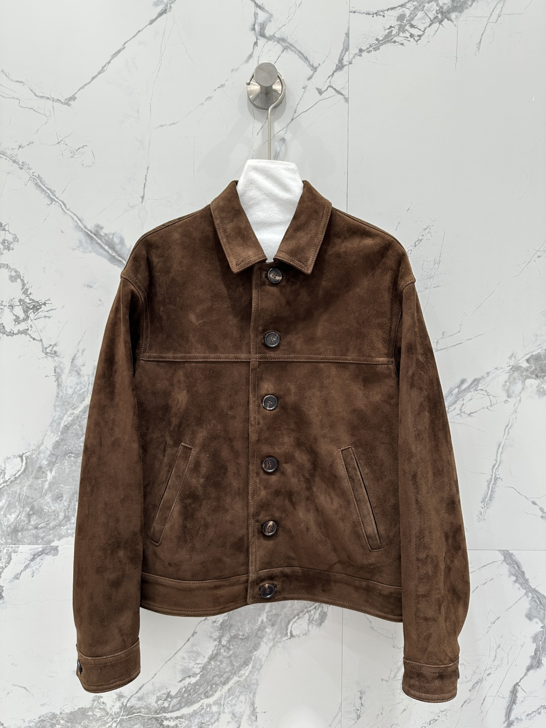 NO:826589,The exclusive first release of high-end original quality PR*DA new products, Barn style fashionable jackets!  Customized imported deerskin suede lambskin, retro modern three-dimensional tailoring, high-end and fashionable!  The dropped-shoulder H version is versatile and doesn’t look too picky, making your upper body look slimmer. Customized original hardware accessories!  Perfect workmanship quality depends on the details. One color SML., Prada-clothing, prada, jackets & coats, jackets & coats, sheepskin,19860909独家首发高端原单品质PR*DA新品 巴恩风时髦穿搭夹克外套！定制进口鹿皮绒面小羊皮,复古摩登立体剪裁版型高级又时髦！落肩H版型百搭不挑人上身巨显瘦.定制原版五金配件！完美做工品质看细节.一色SML.,普拉达-服装,prada,jackets & coats,jackets & coats,sheepskin,,Women's clothing