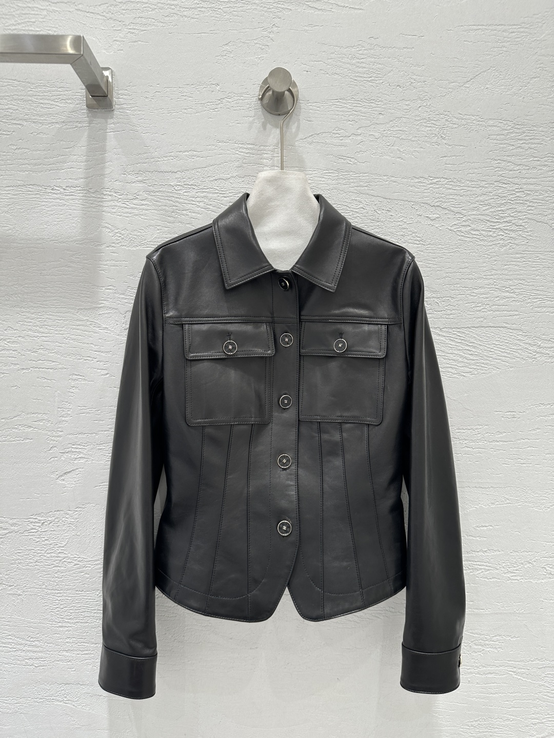 NO:826551,The exclusive first release of high-quality Chan*l's new mid-century style Vintage palace-style retro slim-waist leather jacket!  Customized imported lambskin, classic flap pocket decoration, waist-cinching version to make the upper body slimmer. Handsome equestrian style!  Socialite girls are fashionable and high-end!  Customized original hardware accessories!  Perfect workmanship quality depends on the details. One color S-XL. M size bust 88, shoulder width 40, sleeve length 63, dress length 53., Chanel-clothing, chanel, chanel, jackets & coats, sheepskin,19860909独家首发高端品质Chan*l新品 中古系Vintage宫廷风复古小蛮腰真皮外套！定制进口小羊皮,经典翻盖口袋装饰,收腰版型上身显瘦.帅气的马术风！名媛少女时髦又高级！定制原版五金配件！完美做工品质看细节.一色S-XL. M码胸围88,肩宽40,袖长63,衣长53.,香奈儿-服装,chanel,chanel,jackets & coats,sheepskin,,Women's clothing