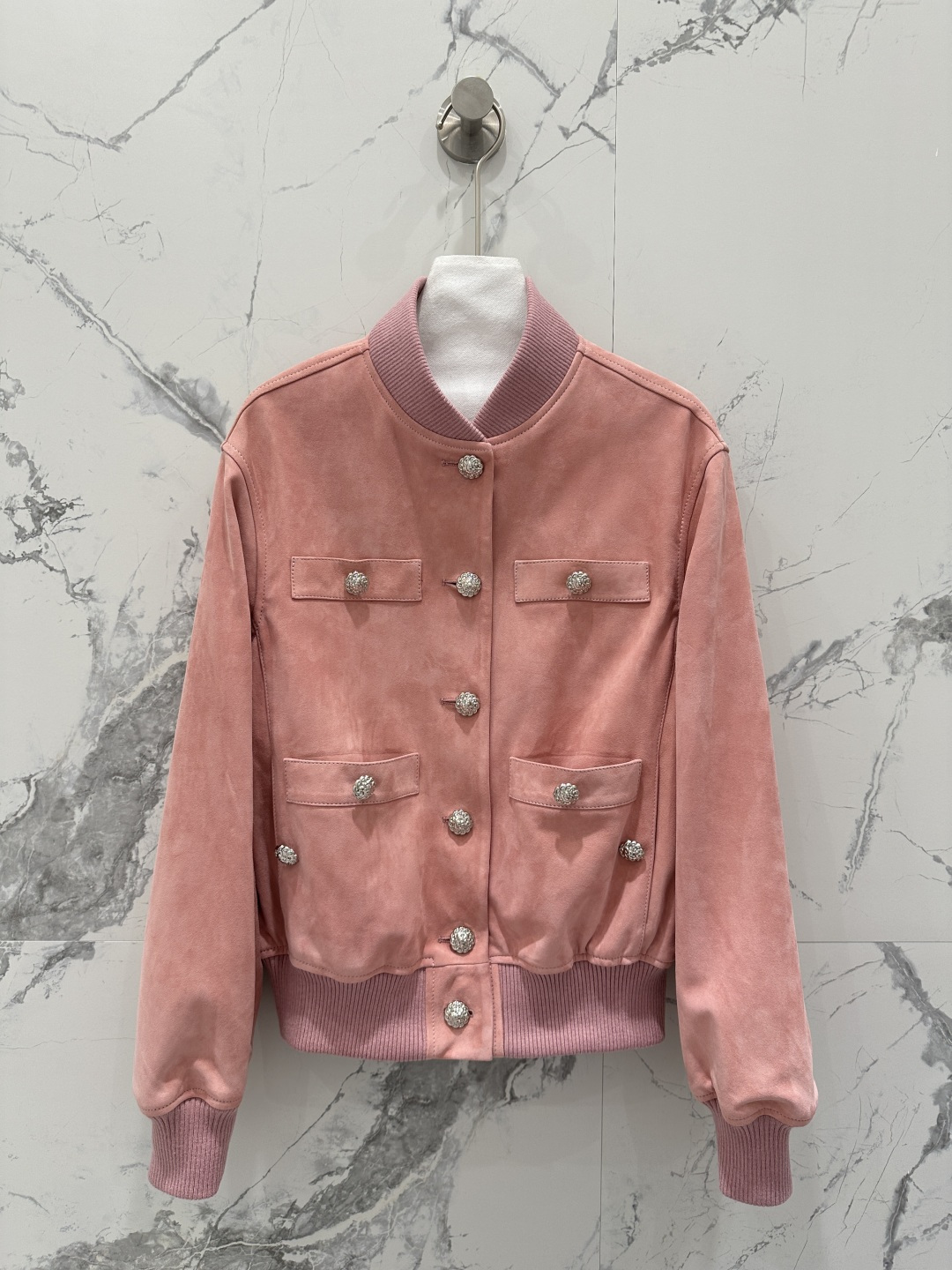 NO:826543,The exclusive first release of high-quality Chan*e26 new product, a loose-fitting suede baseball jacket!  Exclusively customized suede suede craftsmanship, romantic spring color, cherry blossom pink yyds!  The ribbed collar and spliced ​​design have a loose fit that is versatile and slimming!  Imported suede lambskin, a must-have fashion item for a sweet and cool girl’s wardrobe. Perfect workmanship and quality depends on the details!  One color SML. Size S bust 102, shoulder width 43, sleeve length 61, dress length 56., Chanel-clothing,chanel,chanel,jackets & coats,jackets & coats,sheepskin,chamois leather,19860909独家首发高端品质Chan*e26新品 宽松版麂皮绒棒球夹克外套！独家定制麂皮绒面工艺浪漫春日色息樱花粉yyds！罗纹领拼接设计宽松版型百搭又显瘦！进口麂皮绒小羊皮,甜酷的少女衣橱必备时髦单品.完美做工品质看细节！一色SML. S码胸围102,肩宽43,袖长61,衣长56.,香奈儿-服装,chanel,chanel,jackets & coats,jackets & coats,sheepskin,chamois leather,,Women's clothing