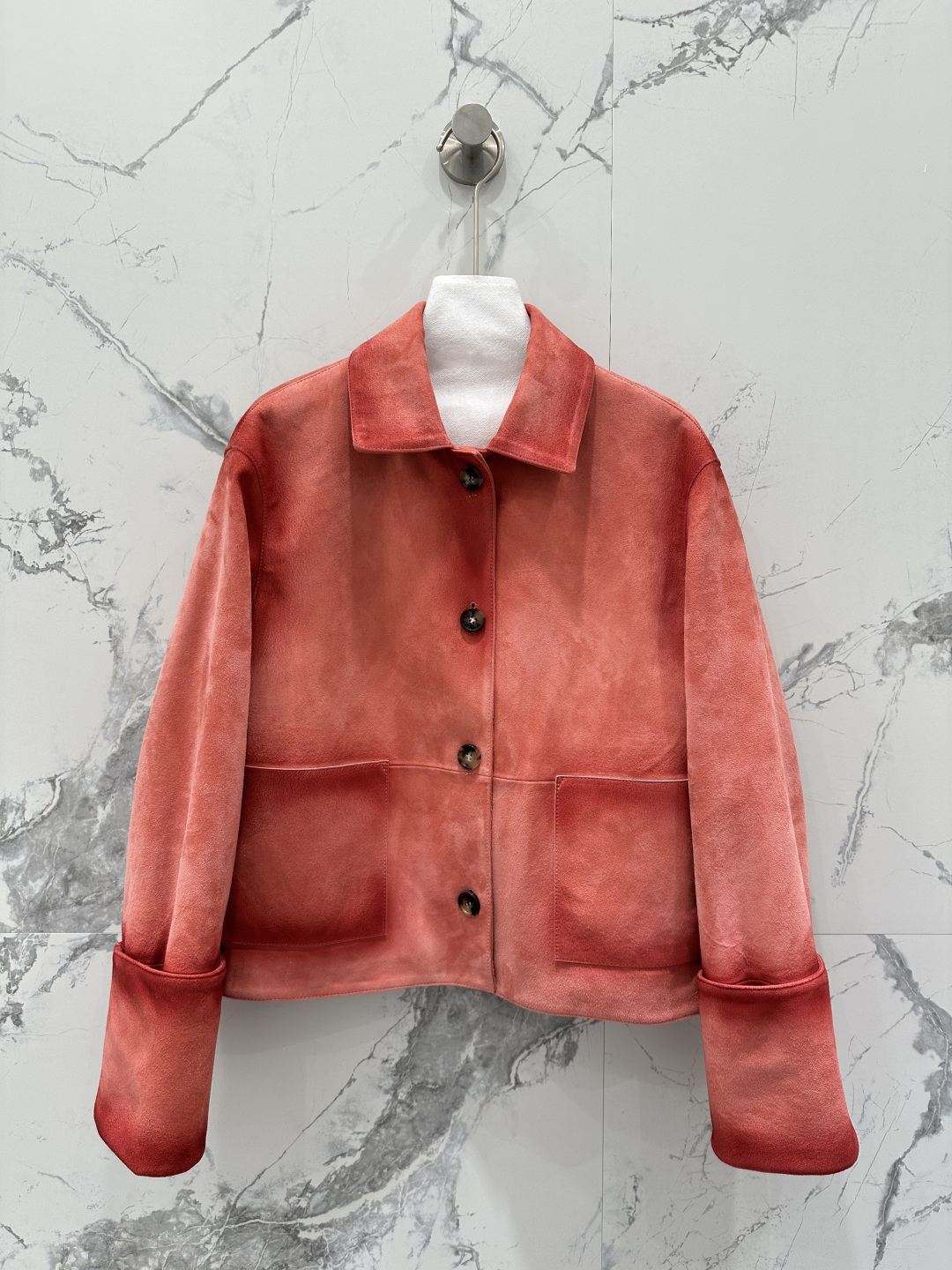 NO:891547,The exclusive first release of high-end original quality LOEW*26 new products, Chen Duling's same style retro suede jacket and leather jacket!  Modern and fashionable design with hand-made distressed coloring technology. Lapel double pockets, rolled sleeves, H version, three-dimensional tailoring that looks simple and super heavy-duty!  Top-grade imported suede lambskin, the leather feels oily and delicate!  Retro American classic, super favorite!  It has a cool and casual lazy style, and the perfect workmanship quality depends on the details!  Two colors S-XL. M size bust 108, shoulder width 43, sleeve length 58, dress length 56., Loewe-clothing, loewe, loewe, jackets & coats, leather jacket, sheepskin, chamois leather,19860909独家首发高端原单品质LOEW*26新品 陈都灵同款复古麂皮绒夹克皮衣！摩登时髦的手工做旧擦色工艺设计.翻领双口袋卷袖H版型,立体剪裁看似简单版型超重工！顶级进口麂皮绒小羊皮,皮质肉感油润细腻！复古美式经典超级大爱！又A又飒随性的慵懒风,完美做工品质看细节！两色S-XL. M码胸围108,肩宽43,袖长58,衣长56.,罗意威-服装,loewe,loewe,jackets & coats,leather jacket,sheepskin,chamois leather,,Women's clothing