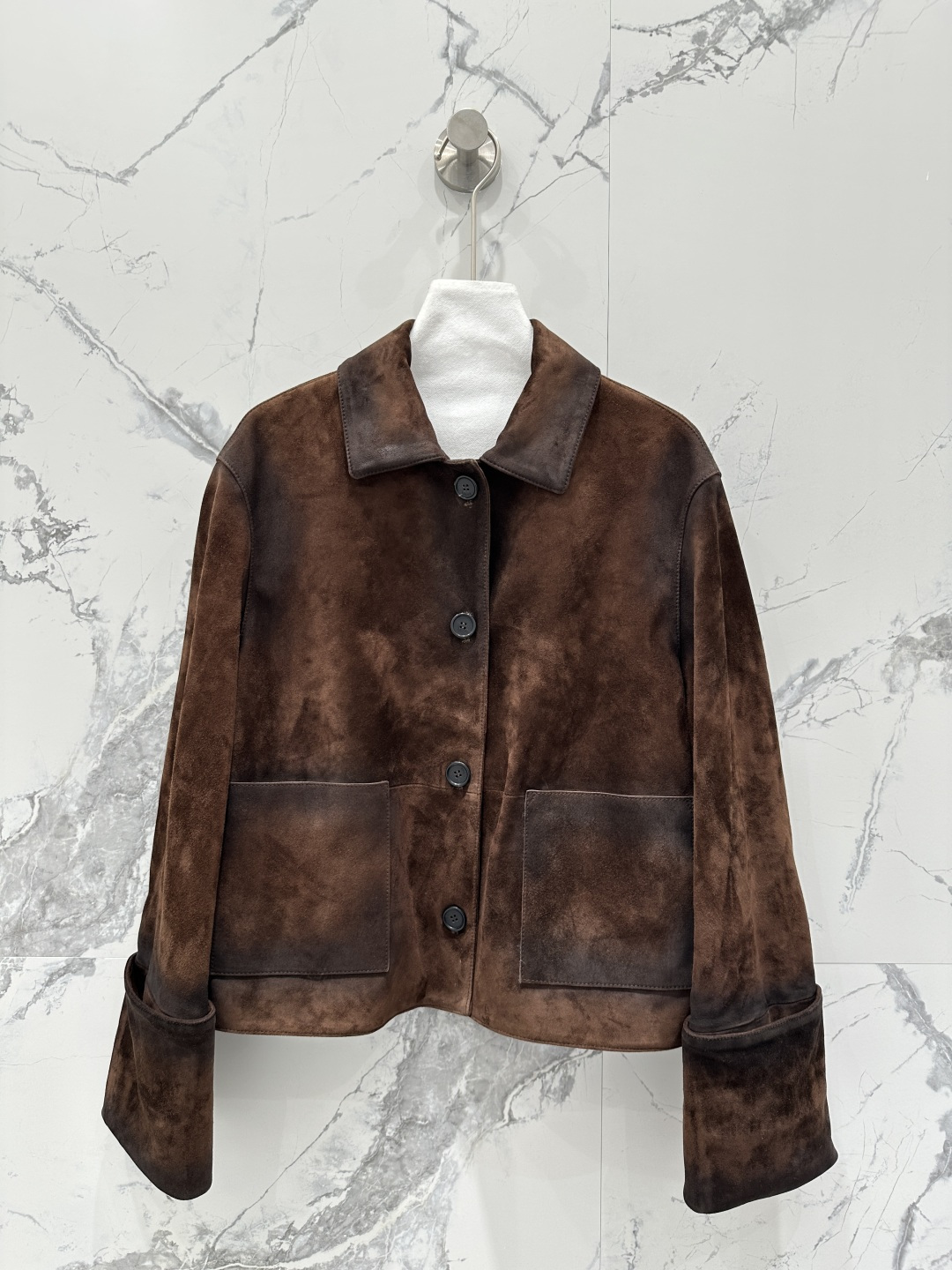 NO:826536,The exclusive first release of high-end original quality LOEW*26 new products, Chen Duling's same style retro suede jacket and leather jacket!  Modern and fashionable design with hand-made distressed coloring technology. Lapel double pockets, rolled sleeves, H version, three-dimensional tailoring that looks simple and super heavy-duty!  Top-grade imported suede lambskin, the leather feels oily and delicate!  Retro American classic, super favorite!  It has a cool and casual lazy style, and the perfect workmanship quality depends on the details!  Two colors S-XL. M size bust 108, shoulder width 43, sleeve length 58, dress length 56., Loewe-clothing, loewe, loewe, jackets & coats, leather jacket, sheepskin, chamois leather,19860909独家首发高端原单品质LOEW*26新品 陈都灵同款复古麂皮绒夹克皮衣！摩登时髦的手工做旧擦色工艺设计.翻领双口袋卷袖H版型,立体剪裁看似简单版型超重工！顶级进口麂皮绒小羊皮,皮质肉感油润细腻！复古美式经典超级大爱！又A又飒随性的慵懒风,完美做工品质看细节！两色S-XL. M码胸围108,肩宽43,袖长58,衣长56.,罗意威-服装,loewe,loewe,jackets & coats,leather jacket,sheepskin,chamois leather,,Women's clothing