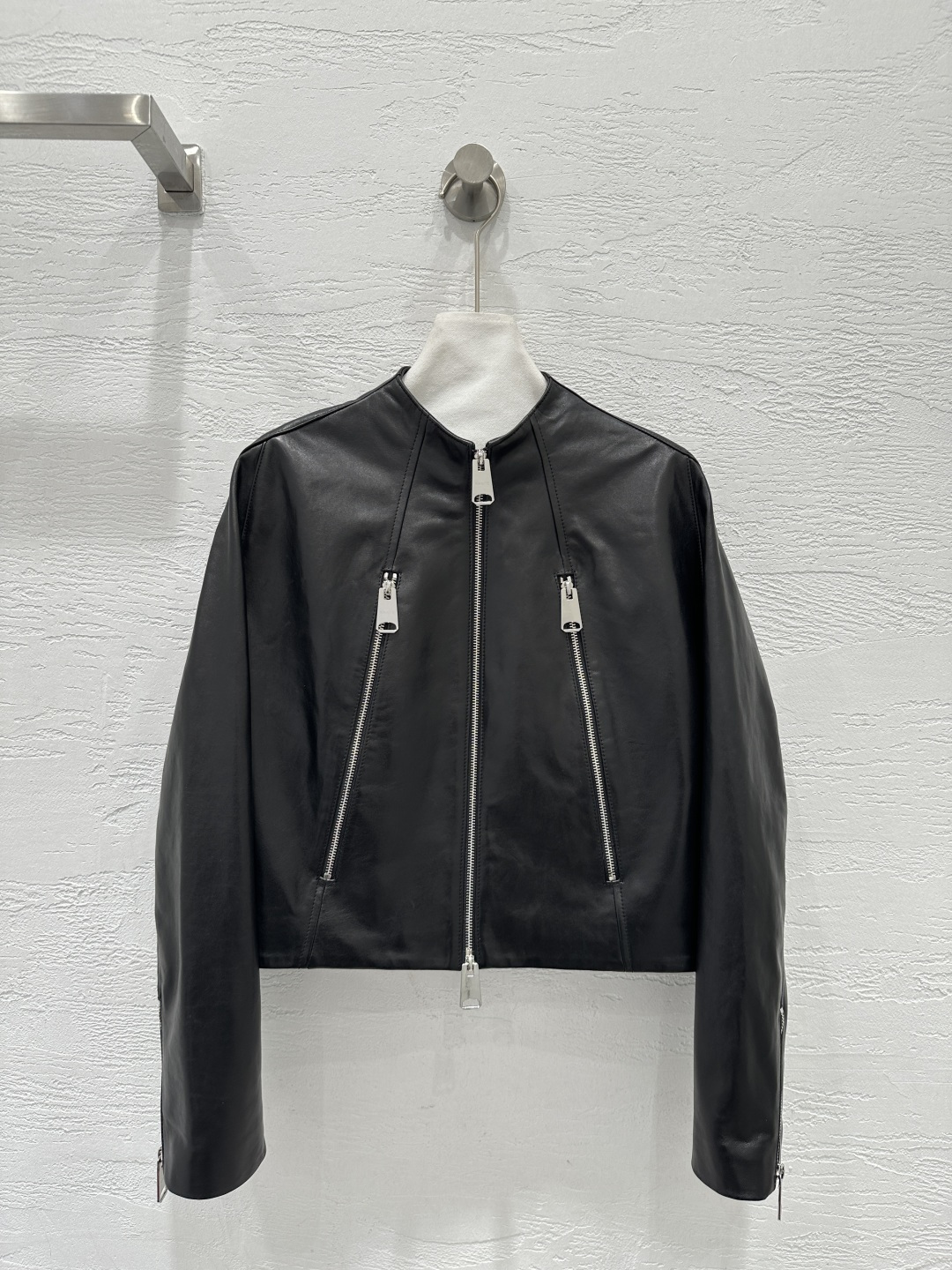 NO:871201,Exclusive first launch of high-end original quality KHAI*TE26 new product, imported top-quality lambskin jacket!  The classic casual short style with multiple zippers is high-end, fashionable and handsome!  The upper body looks slim!  The three-dimensional cutting version is versatile and not picky. Imported lambskin!  The leather is soft and delicate, and the texture is invincible. The loose fit is versatile and makes your upper body slimmer and taller!  Perfect workmanship quality depends on the details!  One color SML. .00,women's clothing,jackets & coats,jackets & coats,sheepskin,19860909独家首发高端原单品质KHAI*TE26新品 进口顶级小羊皮夹克外套！经典休闲短款多拉链设计高级时髦又帅气！上身巨显瘦！立体裁剪版型百搭不挑人.进口小羊皮！皮质柔软细腻,质感无敌宽松版型百搭上身显瘦又高挑！完美做工品质看细节！一色SML. .00,女装,jackets & coats,jackets & coats,sheepskin,,Women's clothing