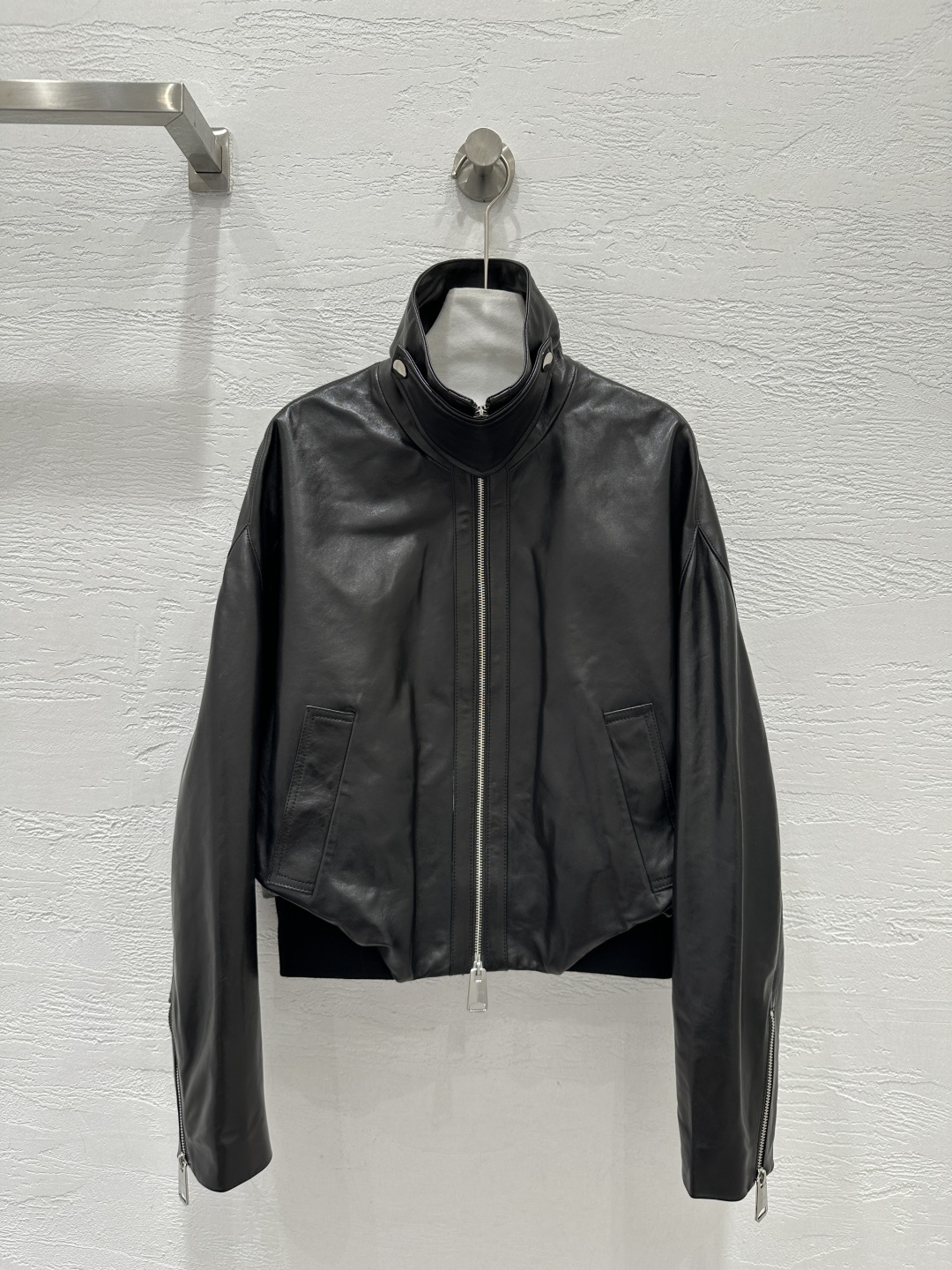 NO:871194,Exclusive first launch of high-end original quality KHAI*TE26 new product, imported top-quality lambskin jacket!  The classic casual short stand-up lapel design is advanced, fashionable and handsome!  The upper body looks slim!  The three-dimensional cutting version is versatile and not picky. Imported lambskin!  The leather is soft and delicate, and the texture is invincible. The loose fit is versatile and makes your upper body slimmer and taller!  Perfect workmanship quality depends on the details!  One color SML. .00,women's clothing,jackets & coats,jackets & coats,sheepskin,19860909独家首发高端原单品质KHAI*TE26新品 进口顶级小羊皮夹克外套！经典休闲短款立翻领设计高级时髦又帅气！上身巨显瘦！立体裁剪版型百搭不挑人.进口小羊皮！皮质柔软细腻,质感无敌宽松版型百搭上身显瘦又高挑！完美做工品质看细节！一色SML. .00,女装,jackets & coats,jackets & coats,sheepskin,,Women's clothing