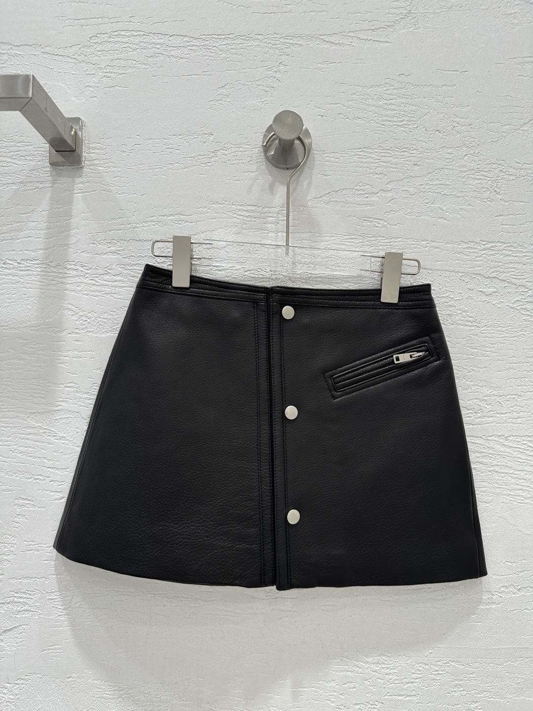 NO:871218,The exclusive first release of high-end original quality PR*DA new products, counter synchronized leather skirts!  Exclusively customized imported top-quality New Zealand lambskin!  The three-dimensional texture is full and thick, and the texture is exquisite!  The classic version is high-end, fashionable and handsome!  The upper body looks slim!  The three-dimensional tailoring is versatile and not picky. The perfect workmanship quality depends on the details!  One color SML..00,Prada-clothing,prada,skirts,sheepskin,19860909独家首发高端原单品质PR*DA新品 专柜同步真皮半裙！独家定制进口顶级新西兰小羊皮！立体纹路饱满厚实质感细腻绝绝子！经典版型高级时髦又帅气！上身巨显瘦！立体裁版型百搭不挑人.完美做工品质看细节！一色SML..00,普拉达-服装,prada,skirts,sheepskin,,Women's clothing