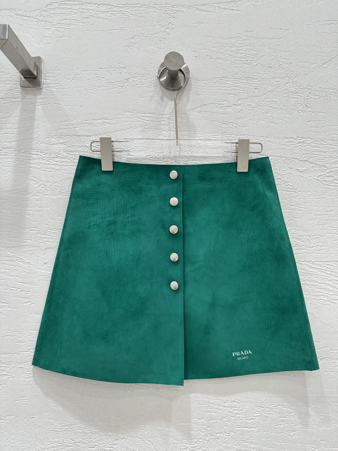 NO:871225,Exclusive first release of high-end original quality PR*DA new product, fashionable lambskin skirt!  A touch of green in summer!  Exclusive custom-made suede goatskin lining with double-sided craftsmanship design!  The imported leather texture is super delicate, the special machine craftsmanship and hand-oiled edge craftsmanship, and the silver buckle design is sassy and high-end!  The mid-to-low-waisted version is versatile and easy to wear ~ perfect workmanship and quality depends on the details. One color SML..00, Prada-clothing, prada, skirts, sheepskin, chamois leather,19860909独家首发高端原单品质PR*DA新品 时髦穿搭小羊皮半裙！夏日里的一抹绿！独家定制麂皮绒面山羊皮里双面工艺设计！进口皮质感超级细腻,特种专机工艺手工油边工艺,银扣设计又飒又高级！中低腰版型百搭不挑人～完美做工品质看细节.一色SML..00,普拉达-服装,prada,skirts,sheepskin,chamois leather,,Women's clothing