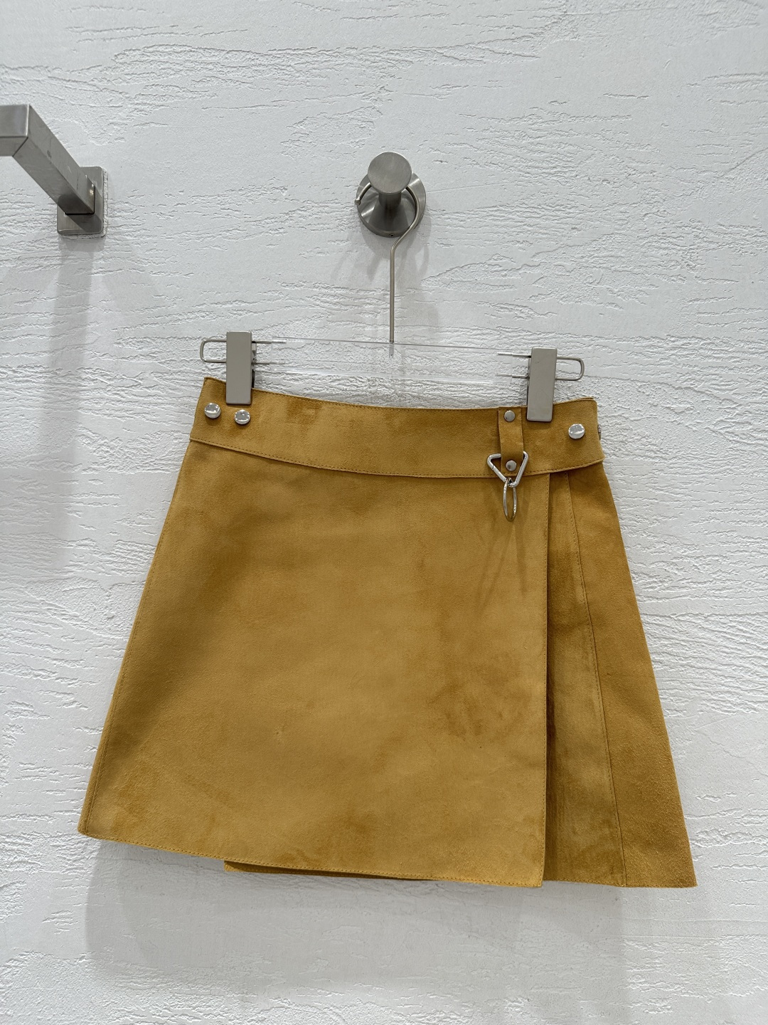 NO:871231,Exclusive first release of high-end original quality PR*DA new product, fashionable lambskin skirt!  A touch of yellow in summer!  Exclusive custom-made suede goatskin lining with double-sided craftsmanship design!  The imported leather texture is super delicate, and the silver buckle design is sleek and high-end!  The mid-to-low-waisted version is versatile and easy to wear ~ perfect workmanship and quality depends on the details. One color SML..00, Prada-clothing, prada, skirts, sheepskin, chamois leather,19860909独家首发高端原单品质PR*DA新品 时髦穿搭小羊皮半裙！夏日里的一抹黄！独家定制麂皮绒面山羊皮里双面工艺设计！进口皮质感超级细腻,银扣设计又飒又高级！中低腰版型百搭不挑人～完美做工品质看细节.一色SML..00,普拉达-服装,prada,skirts,sheepskin,chamois leather,,Women's clothing