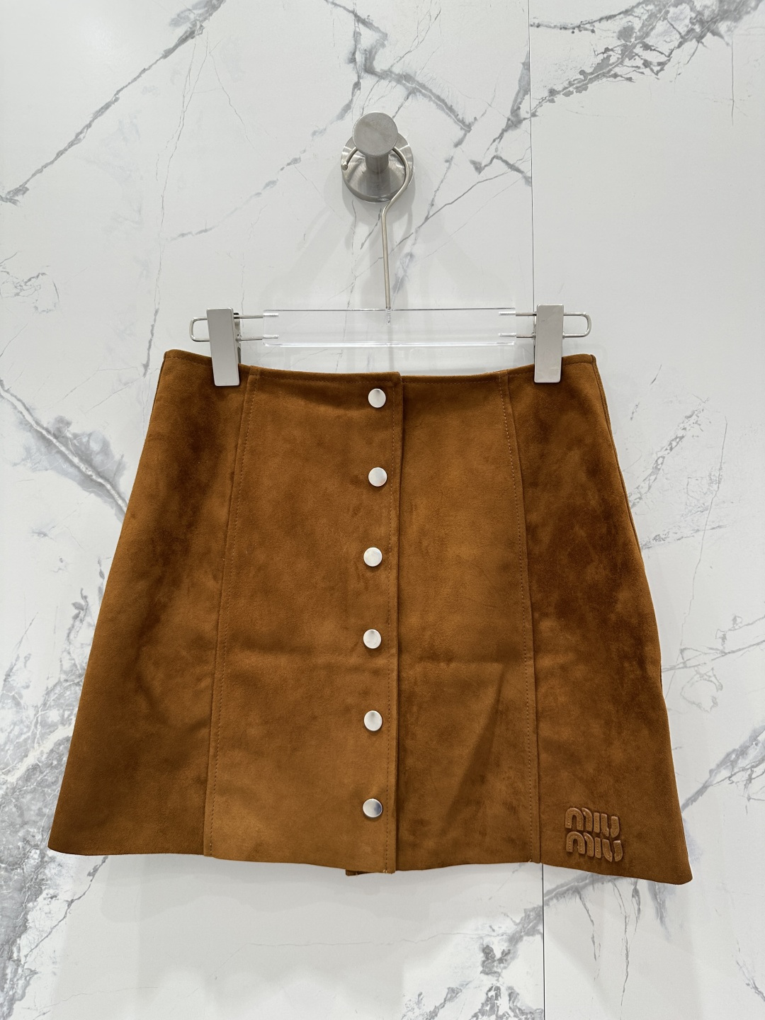 NO:871259,The exclusive first release of high-end original quality Mium*u26 new product Miu girl Kelulifeng exclusive customized suede suede short skirt!  The classic version makes your upper body look slimmer!  Imported suede lambskin, positioning embroidered letter logo, a sweet and cool must-have item for fashionable girl's wardrobe. For perfect workmanship, the quality depends on the details!  One color S-XL. .00, Miu Miu-clothing, miumiu, skirts, sheepskin, chamois leather,19860909独家首发高端原单品质Mium*u26新品 miu系少女可露丽风独家定制麂皮绒面工艺短半裙！经典版型上身巨显瘦！进口麂皮绒小羊皮,定位贴皮刺绣字母logo,甜酷的时髦少女衣橱必备气质单品.完美做工品质看细节！一色S-XL. .00,缪缪-服装,miumiu,skirts,sheepskin,chamois leather,,Women's clothing