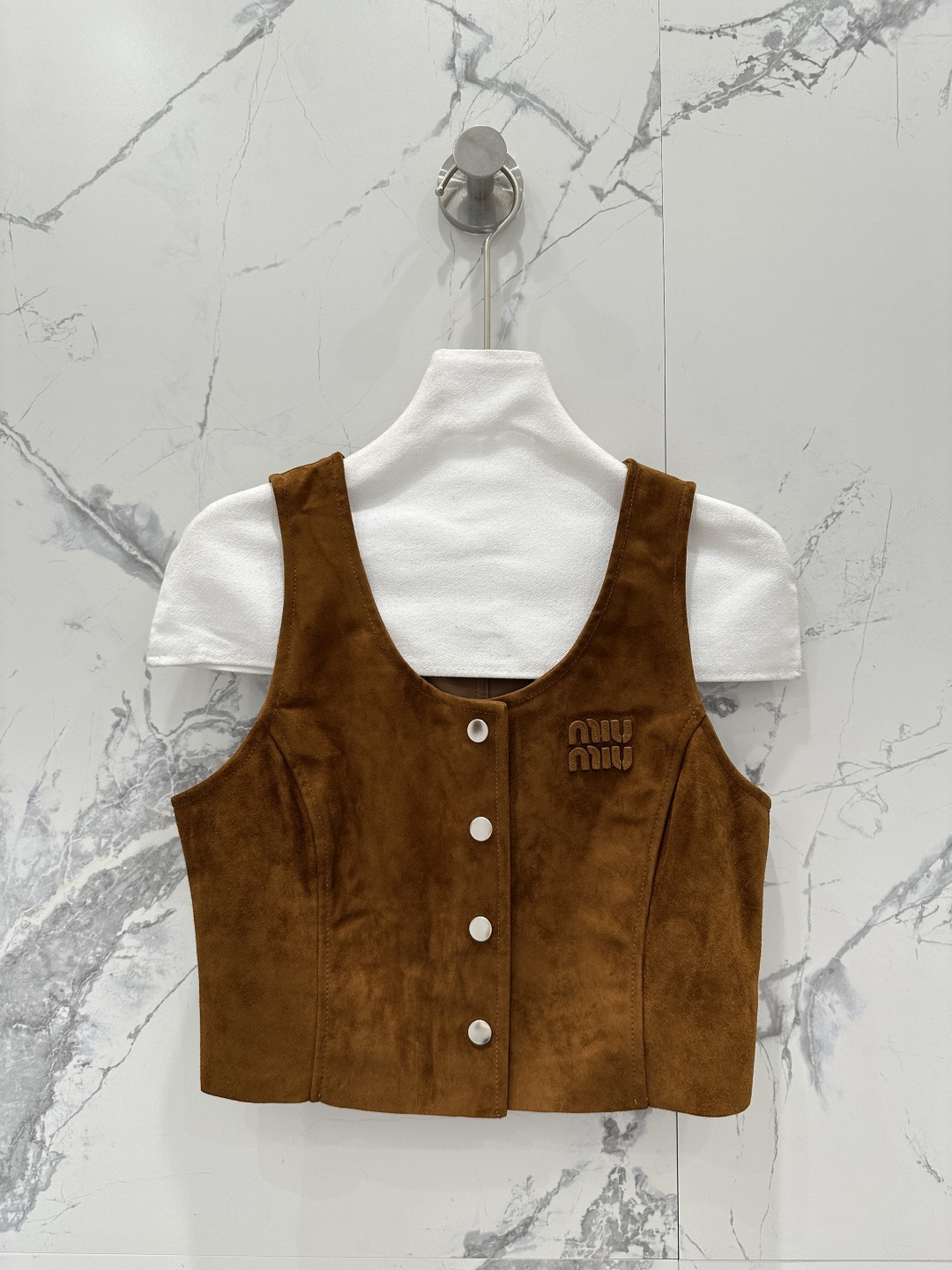 NO:871268,The exclusive first release of the high-end original quality Miumi*u26 new product Miu style girl's sexy suede short vest jacket!  Match the artifact!  The sweet girl has a girlish style that reduces her age. The three-dimensional cut and the short version are versatile and slim!  Imported suede lambskin, positioning embroidered letter logo, a sweet and cool must-have item for fashionable girl's wardrobe. For perfect workmanship, the quality depends on the details!  One color S-XL..00,miumiu-clothing,miumiu,jackets & coats,sheepskin,chamois leather,19860909独家首发高端原单品质Miumi*u26新品 miu系少女可露丽风麂皮绒短款马甲外套！搭配神器！甜妹减龄少女风气质,立体剪裁小短款版型百搭又显瘦！进口麂皮绒小羊皮,定位贴皮刺绣字母logo,甜酷的时髦少女衣橱必备气质单品.完美做工品质看细节！一色S-XL..00,缪缪-服装,miumiu,jackets & coats,sheepskin,chamois leather,,Women's clothing