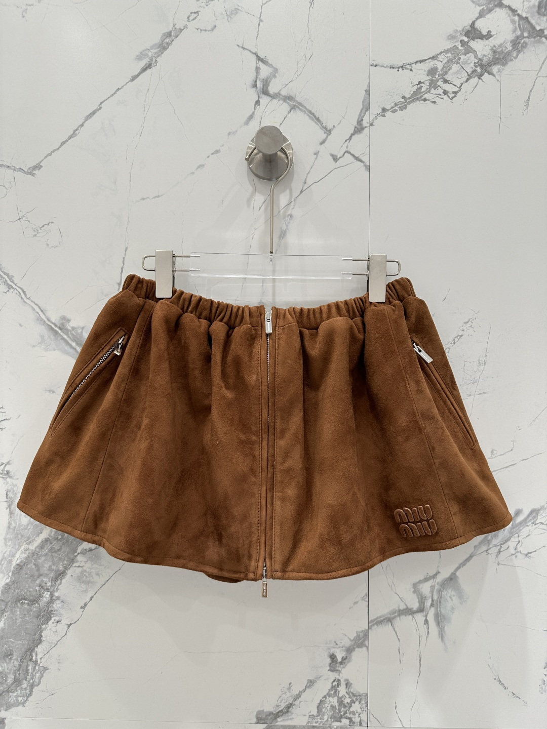 NO:871249,The exclusive first release of the high-end original quality Mium*u26 new product, Miu-style girl Ke Lulifeng’s exclusive custom-made suede suede craft flower bud fluffy short skirt!  The elastic waist design fits the upper body perfectly!  Imported suede lambskin, retro style for sweet girls!  Positioned leather embroidered letter logo is low-key and luxurious!  Perfect workmanship quality depends on the details!  One color SML..00,Miumiu-clothing,miumiu,skirts,sheepskin,chamois leather,19860909独家首发高端原单品质Mium*u26新品 miu系少女可露丽风独家定制麂皮绒面工艺花苞蓬蓬短半裙！松紧腰设计版型上身绝绝子！进口麂皮绒小羊皮,复古风甜妹穿搭！定位贴皮刺绣字母logo低调奢华！完美做工品质看细节！一色SML..00,缪缪-服装,miumiu,skirts,sheepskin,chamois leather,,Women's clothing