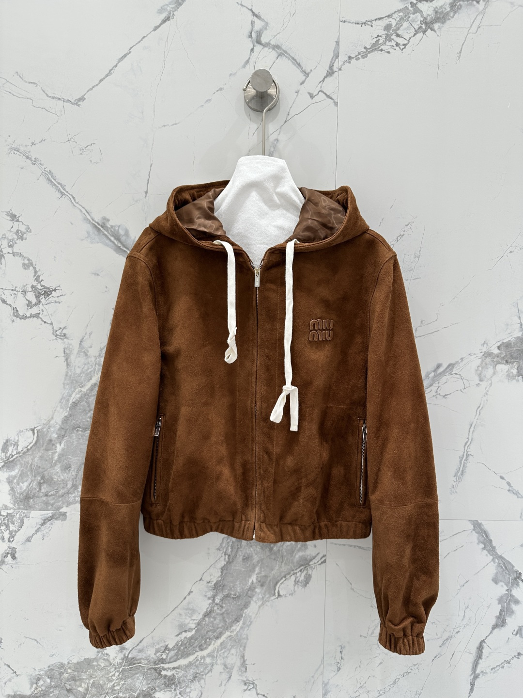 NO:871241,Exclusive first release of original quality Mi*miu26 new product, exclusive customized suede suede craftsmanship, retro color suede jacket, hooded leather jacket!  Age-reducing girlish casual hooded design!  The double-pocket three-dimensional cut has a loose fit that is versatile and slimming!  Imported suede lambskin, positioning embroidered letter logo, a sweet and cool must-have item for fashionable girl's wardrobe. For perfect workmanship, the quality depends on the details!  One color SML. .00,miumiu-clothing,miumiu,jackets & coats,jackets & coats,leather jacket,sheepskin,chamois leather,hats,19860909独家首发原单品质Mi*miu26新品 独家定制麂皮绒面工艺复古色系麂皮绒夹克连帽皮衣外套！减龄少女风休闲连帽设计！双口袋立体剪裁宽松版型百搭又显瘦！进口麂皮绒小羊皮,定位贴皮刺绣字母logo,甜酷的时髦少女衣橱必备气质单品.完美做工品质看细节！一色SML. .00,缪缪-服装,miumiu,jackets & coats,jackets & coats,leather jacket,sheepskin,chamois leather,hats,,Women's clothing