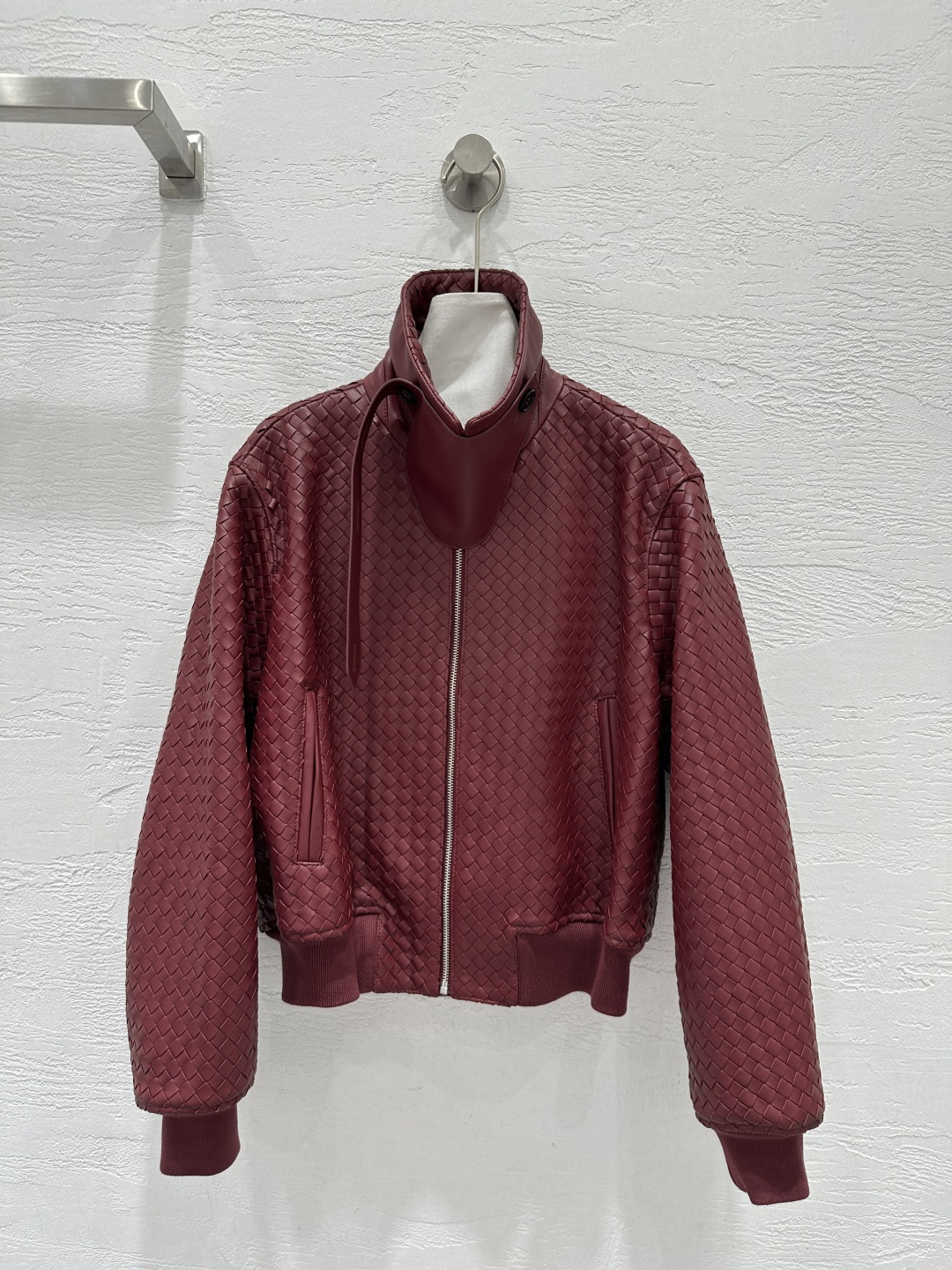 NO:873742,Exclusive first launch of high-end original quality Bot*ega veneta26 new product, star’s same weaving technique, retro, modern and fashionable must-have leather jacket!  Removable collar design jacket!  Imported lambskin weaving technology, the leather feels oily, soft and delicate!  I love the retro American college style classic design!  The customized ribbed splicing design has a casual and lazy style, and the temperament is fashionable and high-end!  The perfect fit and sexy upper body!  Perfect workmanship quality depends on the details!  Two colors S-XL., Bottega Veneta-clothing,bottega veneta,jackets & coats,jackets & coats,leather jacket,sheepskin,19860909独家首发高端原单品质Bot*ega veneta26新品 明星同款编织工艺复古摩登时髦精必备皮衣！可脱卸领畔设计夹克外套！进口小羊皮编织工艺,皮质肉感油润柔软又细腻！复古美式学院风经典设计超级大爱！定制罗纹拼接设计又A又飒随性的慵懒风,气质时髦又高级！完美版型上身又A又飒！完美做工品质看细节！两色S-XL.,葆蝶家-服装,bottega veneta,jackets & coats,jackets & coats,leather jacket,sheepskin,,Women's clothing