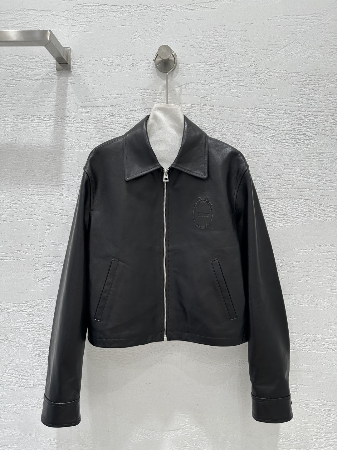 NO:873752,The exclusive first release of high-end original quality Di*r26 new product Liu Yuxin’s same style genuine leather jacket!  Exclusively customized top lambskin!  The retro and handsome tone is A and sassy!  Three-dimensional tailoring, double bags, classic H version ~ logo embossed design with positioning on the chest brings a fashionable and high-end feel!  It can be sweet or salty, and it looks great with any combination ~ Customized original hardware accessories!  Perfect workmanship quality depends on the details!  One color S-XL.,Dior-clothing,dior,jackets & coats,jackets & coats,sheepskin,19860909独家首发高端原单品质Di*r26新品 刘雨欣同款真皮夹克外套！独家定制顶级小羊皮！复古帅气的调调又A又飒！立体剪裁双袋经典的H版型～胸前定位logo压花工艺设计自带时髦高级感！可甜可盐随意搭配超好看～定制原版五金配件！完美做工品质看细节！一色S-XL.,迪奥-服装,dior,jackets & coats,jackets & coats,sheepskin,,Women's clothing