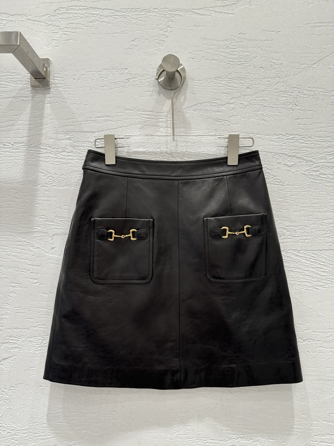 NO:873778,The exclusive first release of high-end original quality Gucc*i26 new product metal buckle leather skirt!  This classic must-have item is both classy and elegant!  Customized imported lambskin. A must-have item for white, rich and beautiful upper body!  Imported sheep leather has a soft, waxy and delicate texture!  Elegant, handsome, fashionable and high-end tone!  The perfect three-dimensional cut has long legs and a slim upper body!  Perfect workmanship quality depends on the details!  Two colors S-XL.,Gucci-clothing,gucci,gucci,skirts,sheepskin,19860909独家首发高端原单品质Gucc*i26新品 金属扣真皮半裙！经典必入单品又A又飒！定制进口小羊皮.白富美必备单品上身绝绝子！进口绵羊皮质感软糯细腻！优雅帅气时髦又高级的调调！完美立体剪裁版型大长腿上身巨显瘦！完美做工品质看细节！两色S-XL.,古驰-服装,gucci,gucci,skirts,sheepskin,,Women's clothing
