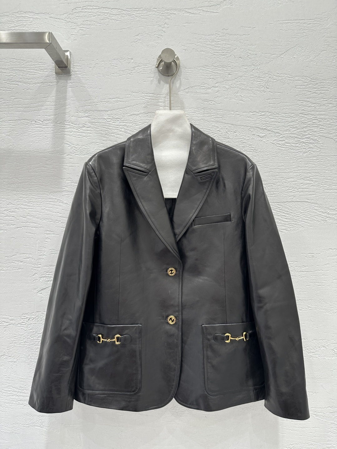 NO:873761,The exclusive first release of high-end original quality Gucc*i26 new product metal buckle lambskin lapel suit jacket!  The leather is super delicate!  The elegant suit collar is designed with three-dimensional cutting technology, and the classic version is chic and high-end!  Bai Fumei must-have fashionable items. Lambskin imported from New Zealand. Original customized version, versatile and easy to wear, super authentic imported hardware accessories. Perfect workmanship, quality depends on the details!  Two colors S-XL.,Gucci-clothing,gucci,gucci,jackets & coats,business suit,sheepskin,19860909独家首发高端原单品质Gucc*i26新品 金属扣小羊皮翻领西装外套！皮质超级细腻！气质西装领立体剪裁工艺设计,经典版型又飒又高级！白富美必入时髦单品.新西兰进口小羊皮.原版定制版型百搭不挑人上身超级正原版进口五金配件.完美做工品质看细节！两色S-XL.,古驰-服装,gucci,gucci,jackets & coats,business suit,sheepskin,,Women's clothing