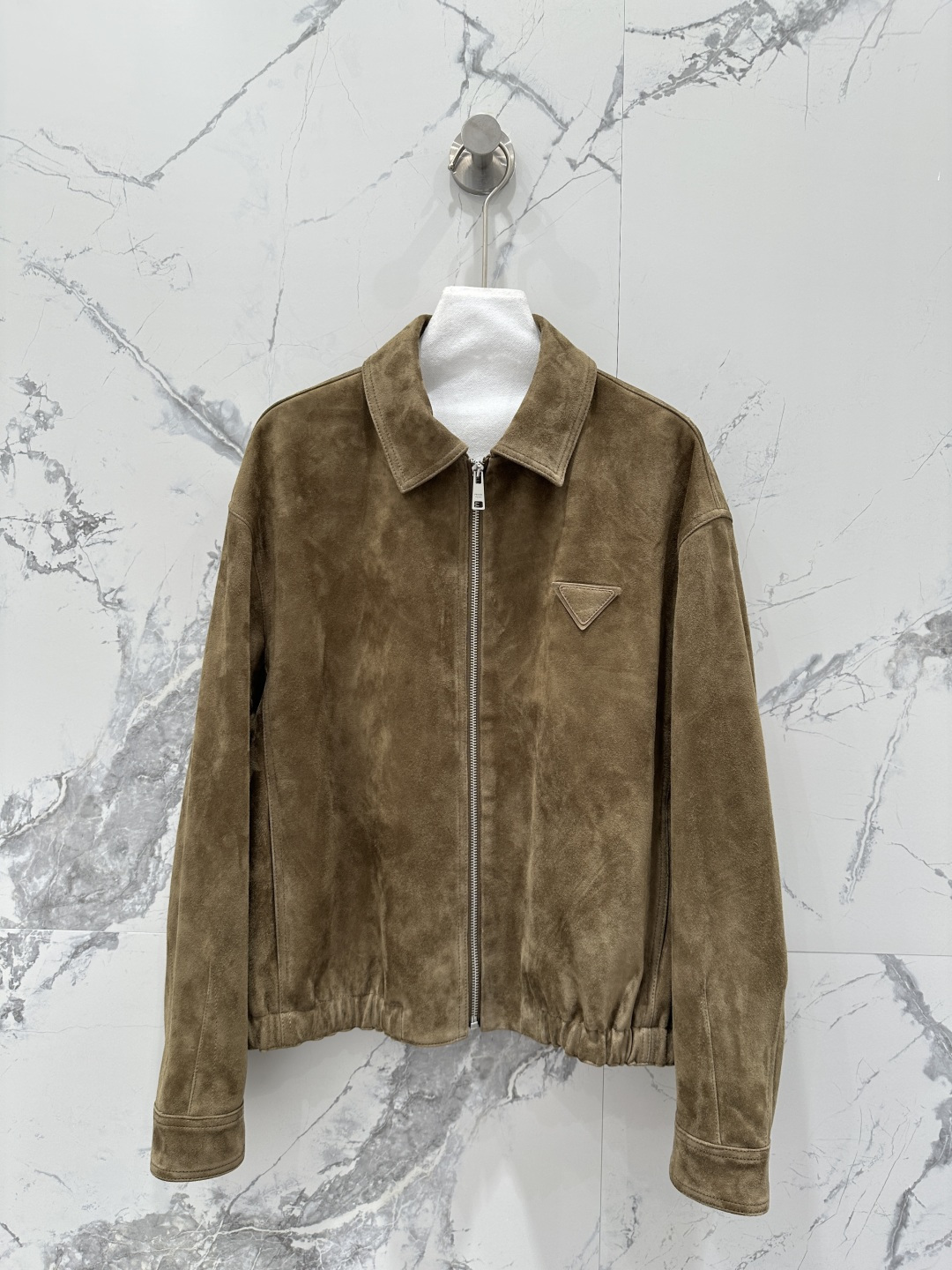 NO:873804,Exclusive first release of original quality Pr*da26 new product functional bomber jacket!  Same style for men and women!  Imported suede sheepskin, classic lapel and elastic waist design, high fashion and handsome!  The upper body looks slim!  The three-dimensional tailoring is versatile and easy to match. Original custom embossed logo triangle, original custom hardware accessories!  Perfect workmanship quality depends on the details!  Two-color SML.,Prada-clothing,prada,jackets & coats,jackets & coats,sheepskin,chamois leather,19860909独家首发原单品质Pr*da26新品 机能飞行员夹克外套！男女同款！进口麂皮绒面羊皮,经典翻领松紧腰设计高级时髦又帅气！上身巨显瘦！立体裁版型百搭不挑人.原版定制压花logo三角标,原版定制五金配件！完美做工品质看细节！两色SML.,普拉达-服装,prada,jackets & coats,jackets & coats,sheepskin,chamois leather,,Women's clothing