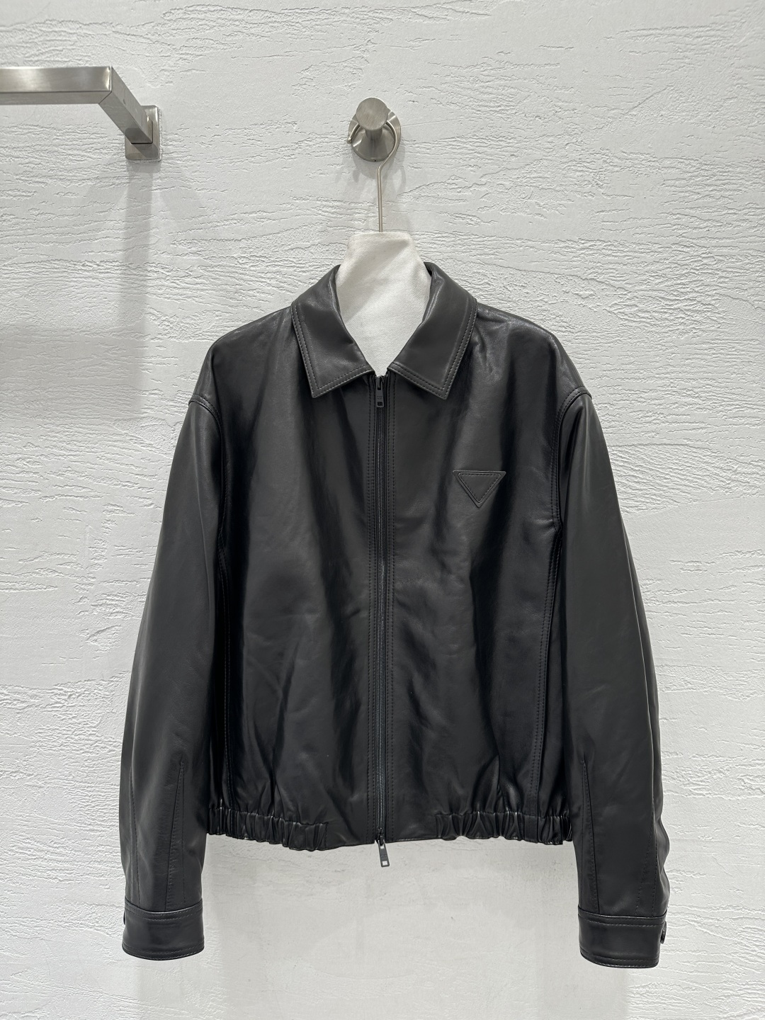 NO:873794,Exclusive first release of original quality Pr*da26 new product functional bomber jacket!  Same style for men and women!  Imported top-grade sheepskin, classic lapel and elastic waist design, high-end, fashionable and handsome!  The upper body looks slim!  The three-dimensional tailoring is versatile and easy to match. Original custom embossed logo triangle, original custom hardware accessories!  Perfect workmanship quality depends on the details!  Two-color SML.,Prada-clothing,prada,jackets & coats,jackets & coats,sheepskin,19860909独家首发原单品质Pr*da26新品 机能飞行员夹克外套！男女同款！进口顶级绵羊皮,经典翻领松紧腰设计高级时髦又帅气！上身巨显瘦！立体裁版型百搭不挑人.原版定制压花logo三角标,原版定制五金配件！完美做工品质看细节！两色SML.,普拉达-服装,prada,jackets & coats,jackets & coats,sheepskin,,Women's clothing