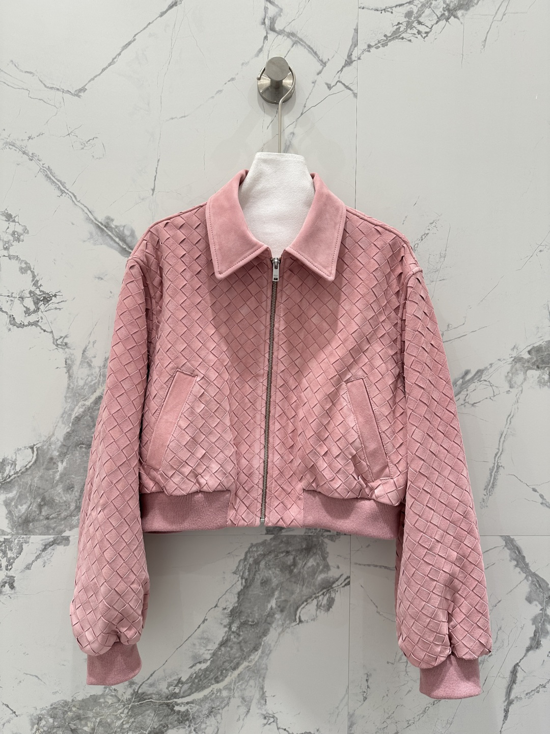 NO:873734,High-end original quality Botteg* Veneta heavy craftsmanship woven jacket and genuine leather jacket recommended!  The small lapel design is stylish, fashionable and attractive!  Top-grade lambskin feels soft and delicate, with perfect weaving design!  The original customized version is modern and handsome, a must-have high-end item for fair and beautiful women!  Perfect workmanship quality depends on the details!  Three colors S-XL.,Bottega Veneta-clothing,bottega veneta,bottega veneta,jackets & coats,jackets & coats,sheepskin,19860909爆单推荐高端原单品质Botteg* Veneta 重工艺编织夹克真皮外套！小翻领设计有型显气质,时髦且耐看！顶级小羊皮手感柔软细腻,完美的编织工艺设计！原版定制版型上身摩登帅气,白富美必备高级单品！完美做工品质看细节！三色S-XL.,葆蝶家-服装,bottega veneta,bottega veneta,jackets & coats,jackets & coats,sheepskin,,Women's clothing