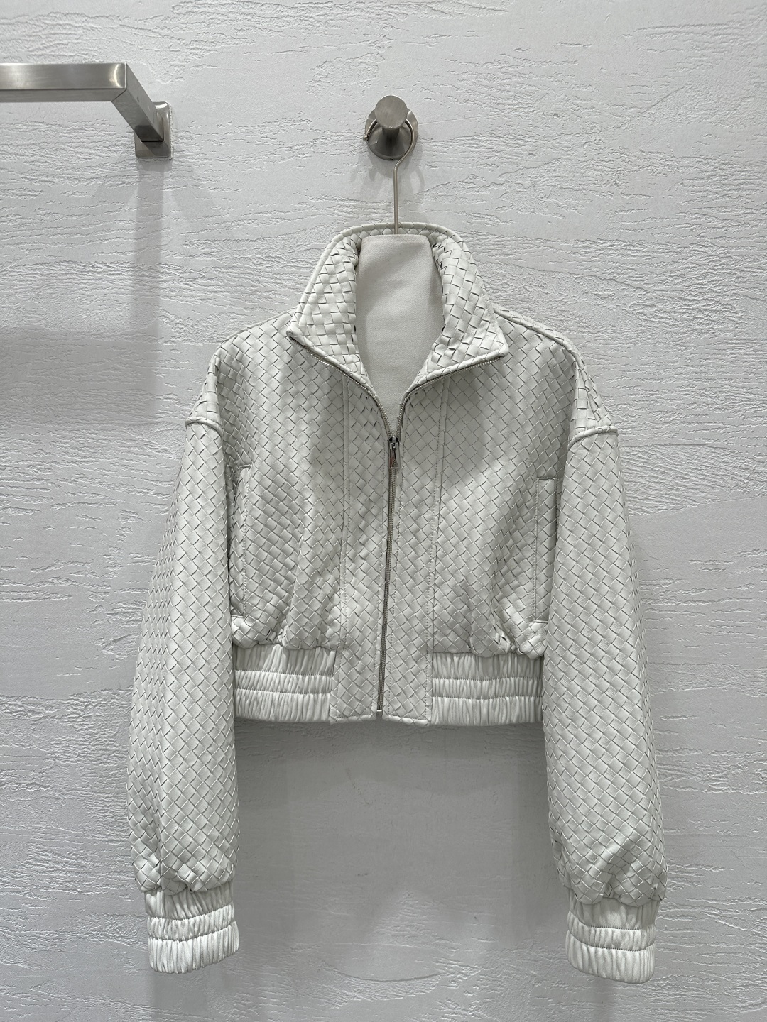 NO:890731,The exclusive first release of high-end original quality Bot*ega veneta26 new product, a must-have jacket with weaving technology, retro, modern and fashionable!  Imported lambskin weaving technology, the leather feels oily, soft and delicate!  I love the retro American college style classic design!  The stand-up lapel design has a cool and casual lazy style, and the temperament is fashionable and high-end!  The perfect fit and sexy upper body!  Perfect workmanship quality depends on the details!  Four colors S-XL..00, Bottega Veneta-clothing,bottega veneta,jackets & coats,jackets & coats,sheepskin,19860909独家首发高端原单品质Bot*ega veneta26新品 编织工艺复古摩登时髦精必备夹克外套！进口小羊皮编织工艺,皮质肉感油润柔软又细腻！复古美式学院风经典设计超级大爱！立翻领设计又A又飒随性的慵懒风,气质时髦又高级！完美版型上身又A又飒！完美做工品质看细节！四色S-XL..00,葆蝶家-服装,bottega veneta,jackets & coats,jackets & coats,sheepskin,,Women's clothing