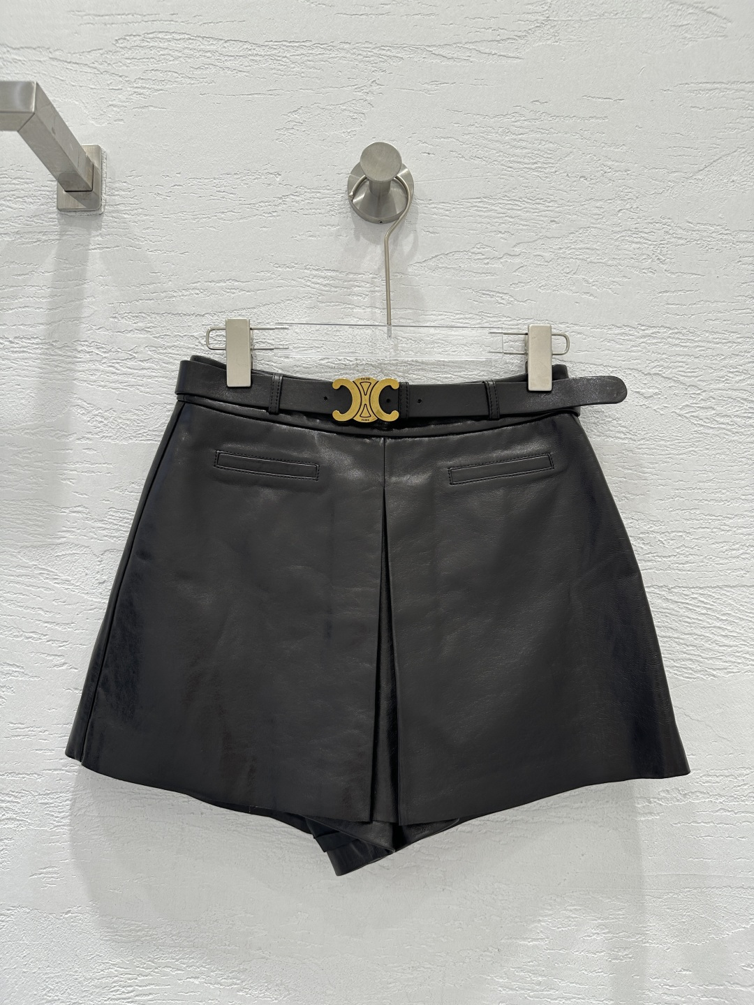 NO:926824,*Céline's new Arc de Triomphe belt. High-waisted sheepskin belt inspired by the Arc de Triomphe. It has exquisite buckles and classic brand elements. It is simple, elegant and recognizable. .00 High-waisted sheepskin adopts a high-waist design, which can elongate the leg lines and modify the body proportions. The version combines elegance and practicality, making it easy to move. Sheepskin material, soft and delicate texture, fits the body shape, comfortable to wear and looks slimmer.  Size SML, Celine-clothing, celine, sheepskin,19860909*赛琳新款凯旋门腰带高腰绵羊皮以凯旋门为灵感设计的腰带,扣头精致,带有品牌经典元素,简约大方又具辨识度 .00 高腰绵羊皮采用高腰设计,可拉长腿部线条,修饰身材比例.版型融合了的飘逸与的实用性,行动方便 绵羊皮材质,质地柔软细腻,贴合身形,穿着舒适且显瘦显气质 码数ＳＭＬ,赛琳-服装,celine,sheepskin,,Women's clothing