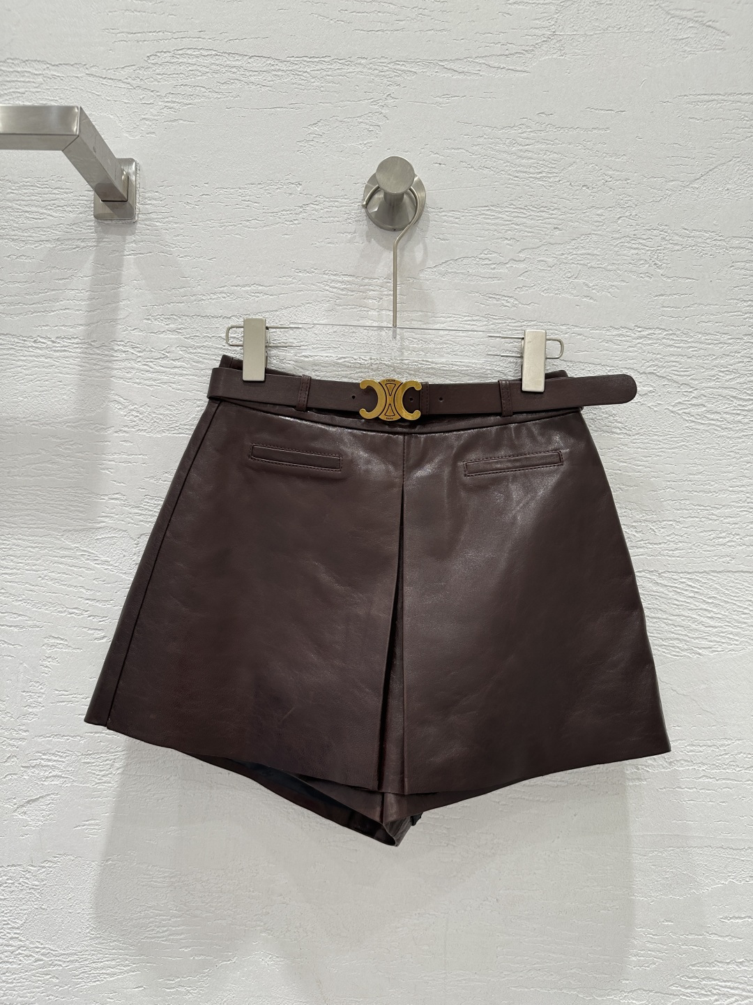 NO:901033,*Céline's new Arc de Triomphe belt. High-waisted sheepskin belt inspired by the Arc de Triomphe. It has exquisite buckles and classic brand elements. It is simple, elegant and recognizable. .00 High-waisted sheepskin adopts a high-waist design, which can elongate the leg lines and modify the body proportions. The version combines elegance and practicality, making it easy to move. Sheepskin material, soft and delicate texture, fits the body shape, comfortable to wear and looks slimmer.  SizeＳＭＬ,Celine-clothing,celine,sheepskin,19860909*赛琳新款凯旋门腰带高腰绵羊皮以凯旋门为灵感设计的腰带,扣头精致,带有品牌经典元素,简约大方又具辨识度 .00 高腰绵羊皮采用高腰设计,可拉长腿部线条,修饰身材比例.版型融合了的飘逸与的实用性,行动方便 绵羊皮材质,质地柔软细腻,贴合身形,穿着舒适且显瘦显气质 码数ＳＭＬ,赛琳-服装,celine,sheepskin,,Women's clothing