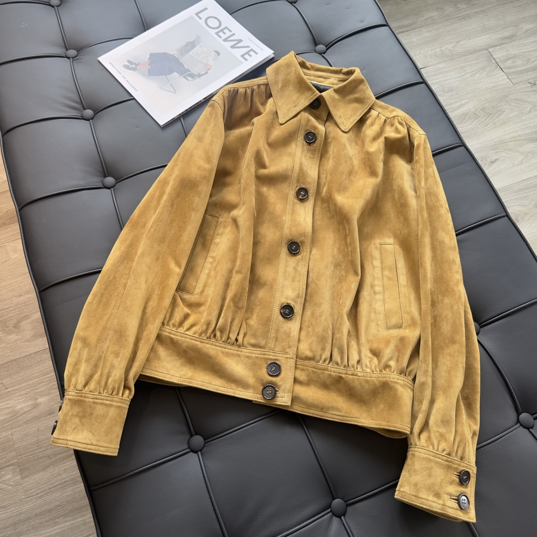 NO:900391,Recommended high-end original quality Sain*Lauren early autumn new product. Retro, modern and fashionable haute couture ~ ultra-thin ~ suede leather jacket!  Elegant lapel silhouette jacket!  Original customized ultra-thin imported suede lambskin, light, soft and waxy leather, flexible and delicate!  The three-dimensional tailoring is simple yet detailed, and the retro American college-style classic design is a huge favorite!  A casual and casual style, with a fashionable and high-end temperament!  Perfect workmanship quality depends on the details!  One color S-XL. .00,saint laurent-clothing,saint laurent,saint laurent,jackets & coats,jackets & coats,leather jacket,sheepskin,chamois leather,19860909爆单推荐高端原单品质Sain*Lauren早秋新品 复古摩登时髦高定～超薄～麂皮绒皮衣！气质翻领廓形夹克外套！原版定制超薄进口麂皮绒小羊皮,轻盈软糯皮质柔韧又细腻！立体剪裁简约不失细节感,复古美式学院风经典设计超级大爱！又A又飒随性的慵懒风,气质时髦又高级！完美做工品质看细节！一色S-XL. .00,圣罗兰-服装,saint laurent,saint laurent,jackets & coats,jackets & coats,leather jacket,sheepskin,chamois leather,,Women's clothing