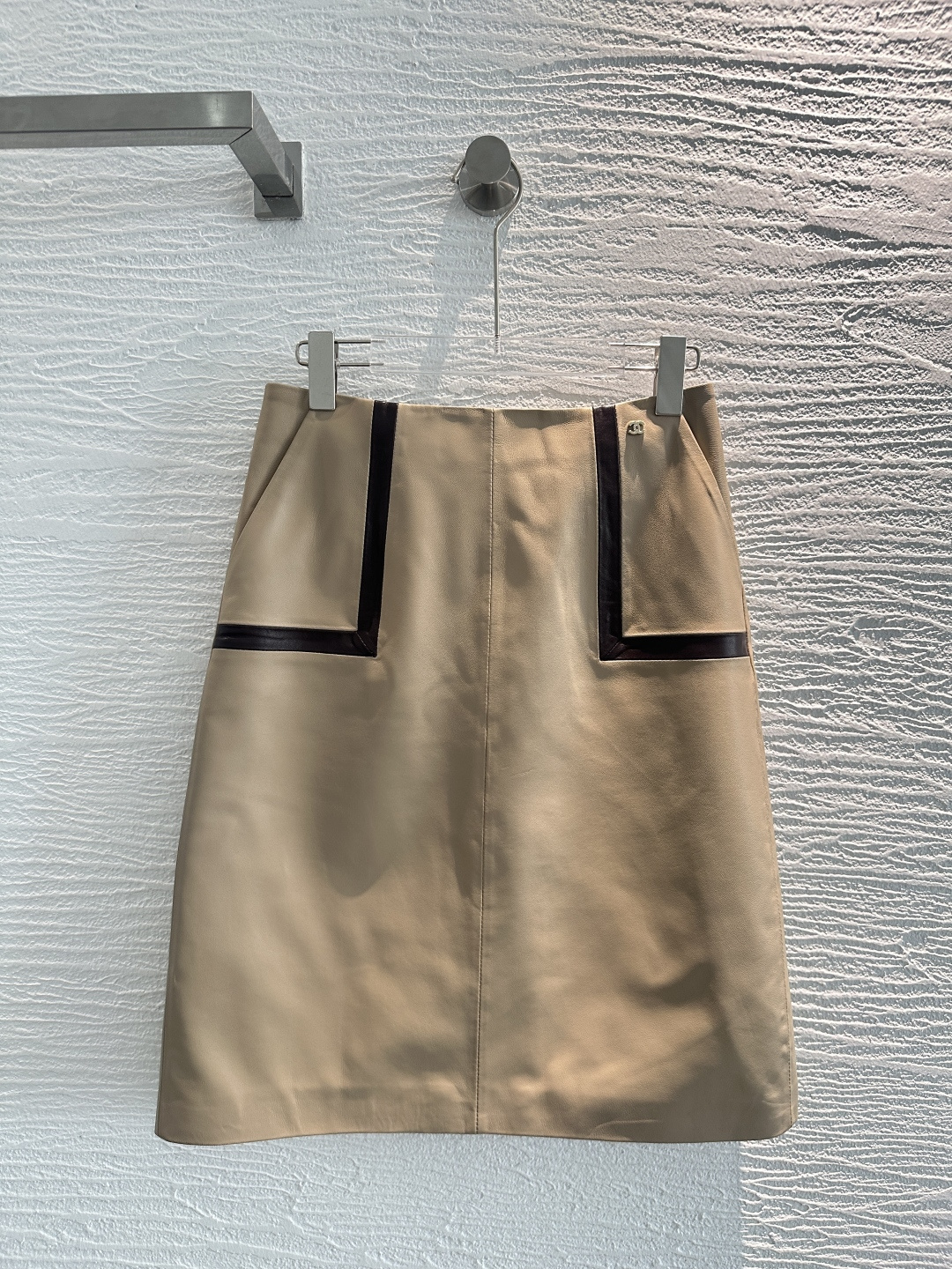 NO:929381,The exclusive first release of high-end original quality CHAN*EL early autumn new product Xin Zhilei's sheepskin skirt with the same style and slit design!  Purely hand-wrapped edges and contrasting color craftsmanship are a must-have item this season!  Top quality imported lambskin!  The leather is delicate and feels great!  Low-key aristocratic temperament, versatile, fashionable and high-end!  The classic version is super correct!  Perfect workmanship quality depends on the details!  One color S-XL..00,Chanel-clothing,chanel,chanel,skirts,sheepskin,19860909独家首发高端原单品质CHAN*EL早秋新品 辛芷蕾同款气质开叉设计羊皮半裙！纯手工包边撞色工艺设计本季必入不可错过的单品！顶级进口小羊皮！皮质细腻手感超赞！低调贵族气质百搭时髦又高级！经典版型超正！完美做工品质看细节！一色S-XL..00,香奈儿-服装,chanel,chanel,skirts,sheepskin,,Women's clothing