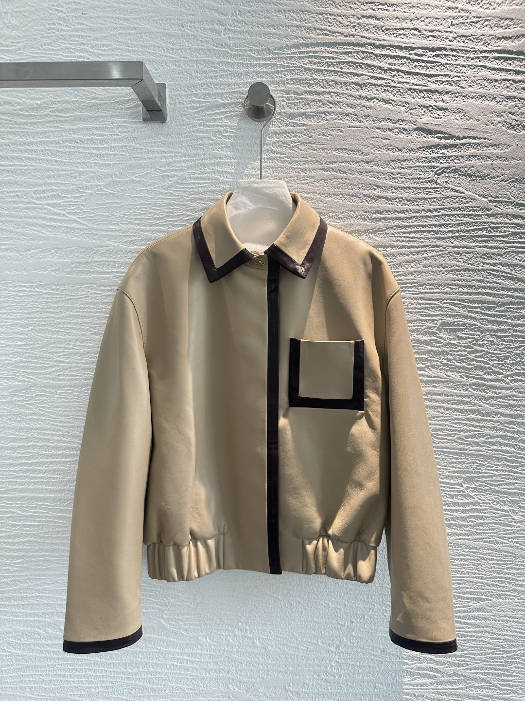 NO:929392,The exclusive first release of high-end original quality CHAN*EL early autumn new product Xin Zhilei's same style age-reducing sheepskin jacket!  Purely hand-wrapped edges and contrasting colors are a must-have item this season!  Top quality imported lambskin!  The leather is delicate and feels great!  Low-key aristocratic temperament, versatile, fashionable and high-end!  The classic version is super correct!  Perfect workmanship quality depends on the details!  One color S-XL. .00, Chanel-clothing,chanel,chanel,jackets & coats,jackets & coats,sheepskin,19860909独家首发高端原单品质CHAN*EL早秋新品 辛芷蕾同款气质减龄羊皮夹克外套！纯手工包边撞色工艺本季必入不可错过的单品！顶级进口小羊皮！皮质细腻手感超赞！低调贵族气质百搭时髦又高级！经典版型超正！完美做工品质看细节！一色S-XL. .00,香奈儿-服装,chanel,chanel,jackets & coats,jackets & coats,sheepskin,,Women's clothing