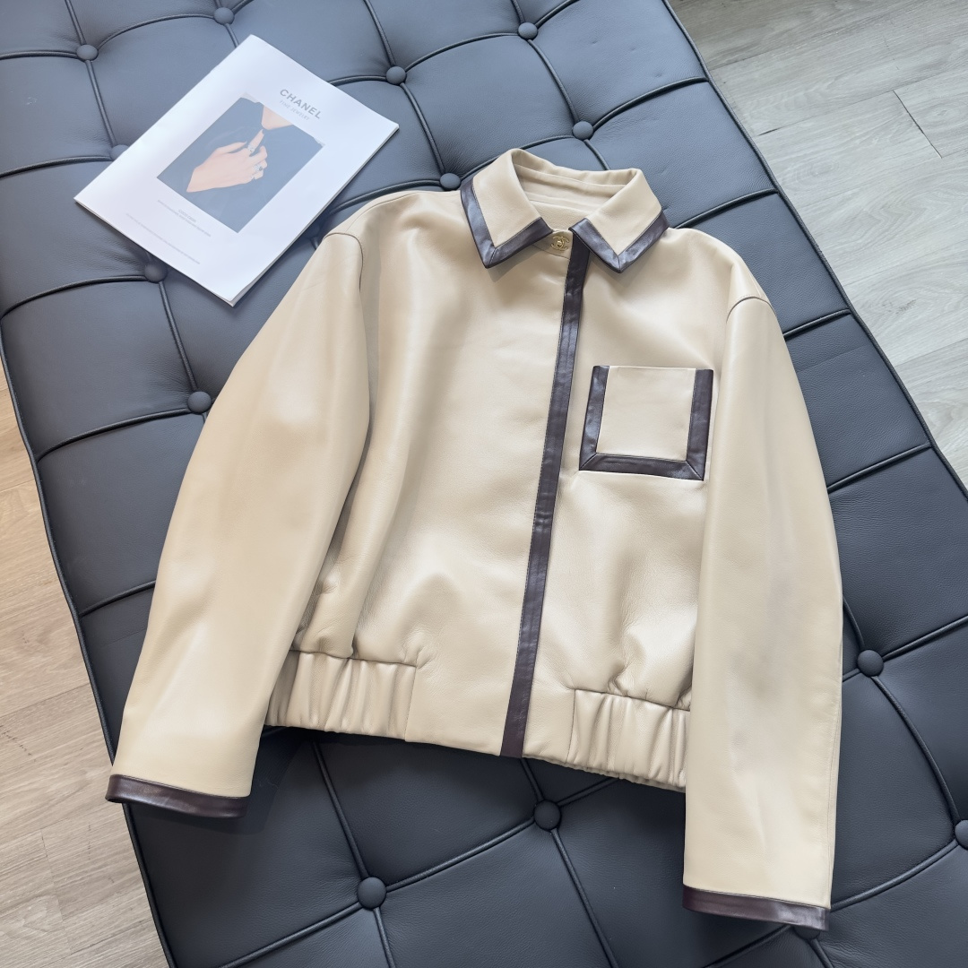 NO:900396,The exclusive first release of high-end original quality CHAN*EL early autumn new product Xin Zhilei's same style age-reducing sheepskin jacket!  Purely hand-wrapped edges and contrasting colors are a must-have item this season!  Top quality imported lambskin!  The leather is delicate and feels great!  Low-key aristocratic temperament, versatile, fashionable and high-end!  The classic version is super correct!  Perfect workmanship quality depends on the details!  One color S-XL. .00, Chanel-clothing,chanel,chanel,jackets & coats,jackets & coats,sheepskin,19860909独家首发高端原单品质CHAN*EL早秋新品 辛芷蕾同款气质减龄羊皮夹克外套！纯手工包边撞色工艺本季必入不可错过的单品！顶级进口小羊皮！皮质细腻手感超赞！低调贵族气质百搭时髦又高级！经典版型超正！完美做工品质看细节！一色S-XL. .00,香奈儿-服装,chanel,chanel,jackets & coats,jackets & coats,sheepskin,,Women's clothing
