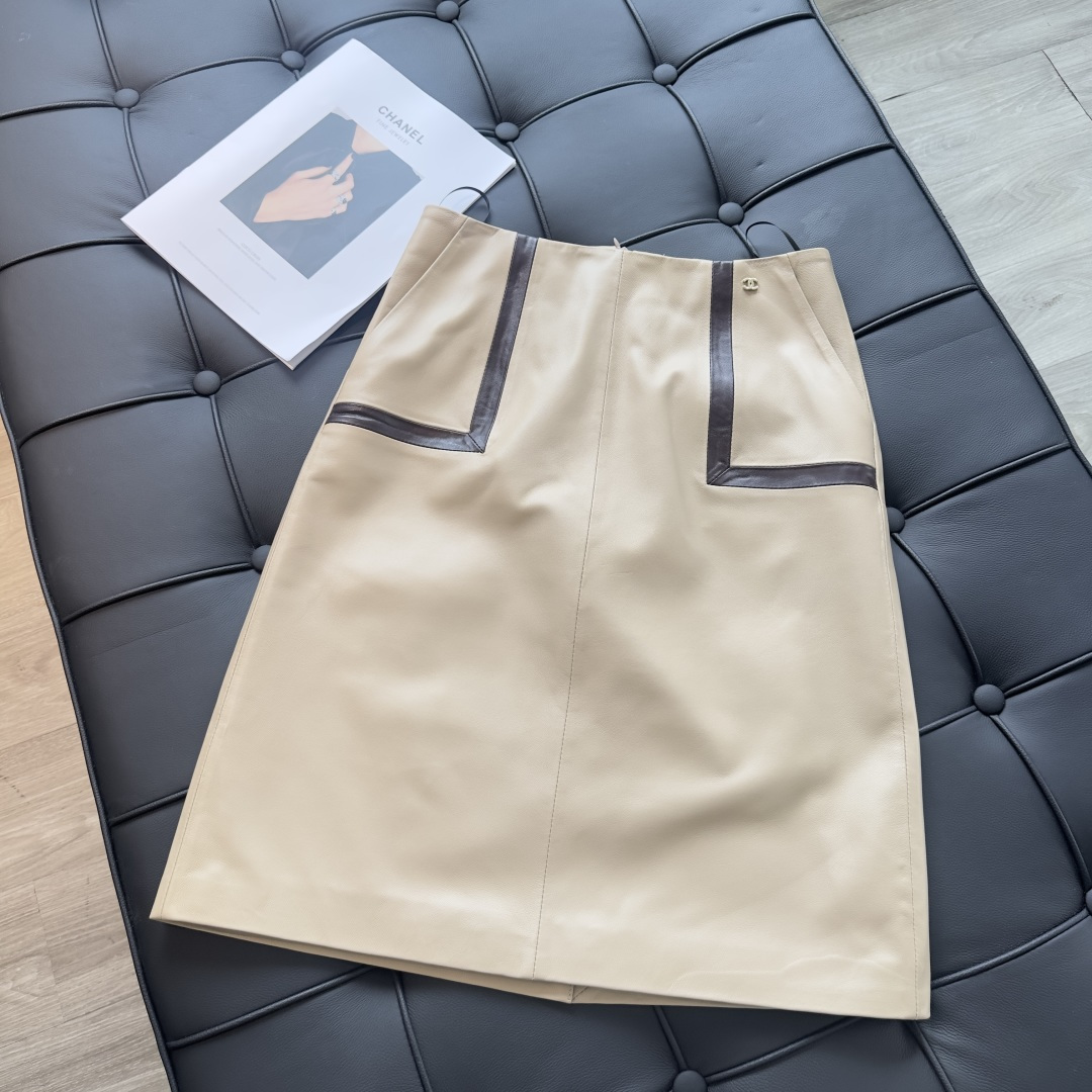 NO:900402,The exclusive first release of high-end original quality CHAN*EL early autumn new product Xin Zhilei's sheepskin skirt with the same style and slit design!  Purely hand-wrapped edges and contrasting color craftsmanship are a must-have item this season!  Top quality imported lambskin!  The leather is delicate and feels great!  Low-key aristocratic temperament, versatile, fashionable and high-end!  The classic version is super correct!  Perfect workmanship quality depends on the details!  One color S-XL..00,Chanel-clothing,chanel,chanel,skirts,sheepskin,19860909独家首发高端原单品质CHAN*EL早秋新品 辛芷蕾同款气质开叉设计羊皮半裙！纯手工包边撞色工艺设计本季必入不可错过的单品！顶级进口小羊皮！皮质细腻手感超赞！低调贵族气质百搭时髦又高级！经典版型超正！完美做工品质看细节！一色S-XL..00,香奈儿-服装,chanel,chanel,skirts,sheepskin,,Women's clothing